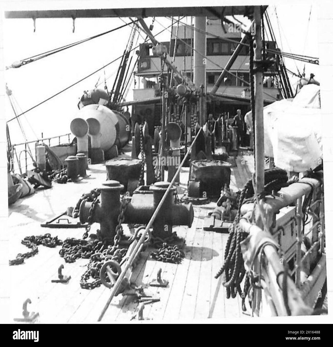 Operazione di posa dei cavi osservata dalla prua della nave, che mostra l'attrezzatura da trasporto utilizzata dall'esercito britannico per le infrastrutture di comunicazione in mare. Foto Stock