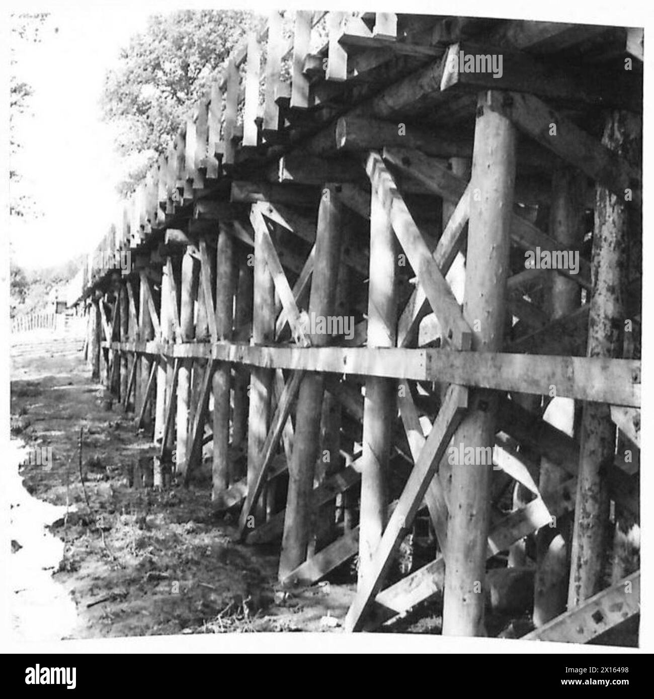 I Royal Engineers costruiscono un pesante ponte improvvisato in legno a White Myre Camp, Forres, utilizzando legname di provenienza locale sotto la supervisione di ufficiali canadesi, in grado di sostenere un carico di classe 70 come un carro armato Churchill su un trasportatore. Foto Stock