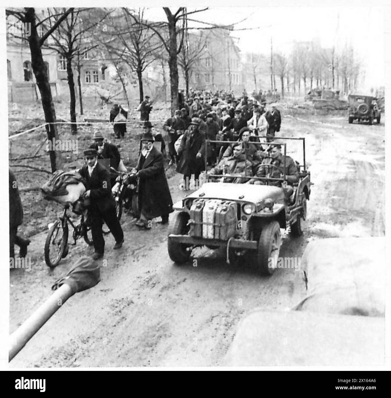I civili si spostano verso ovest lontano dalla zona di guerra in Germania sotto l'amministrazione del governo militare alleato, British Army, 21st Army Group. Foto Stock