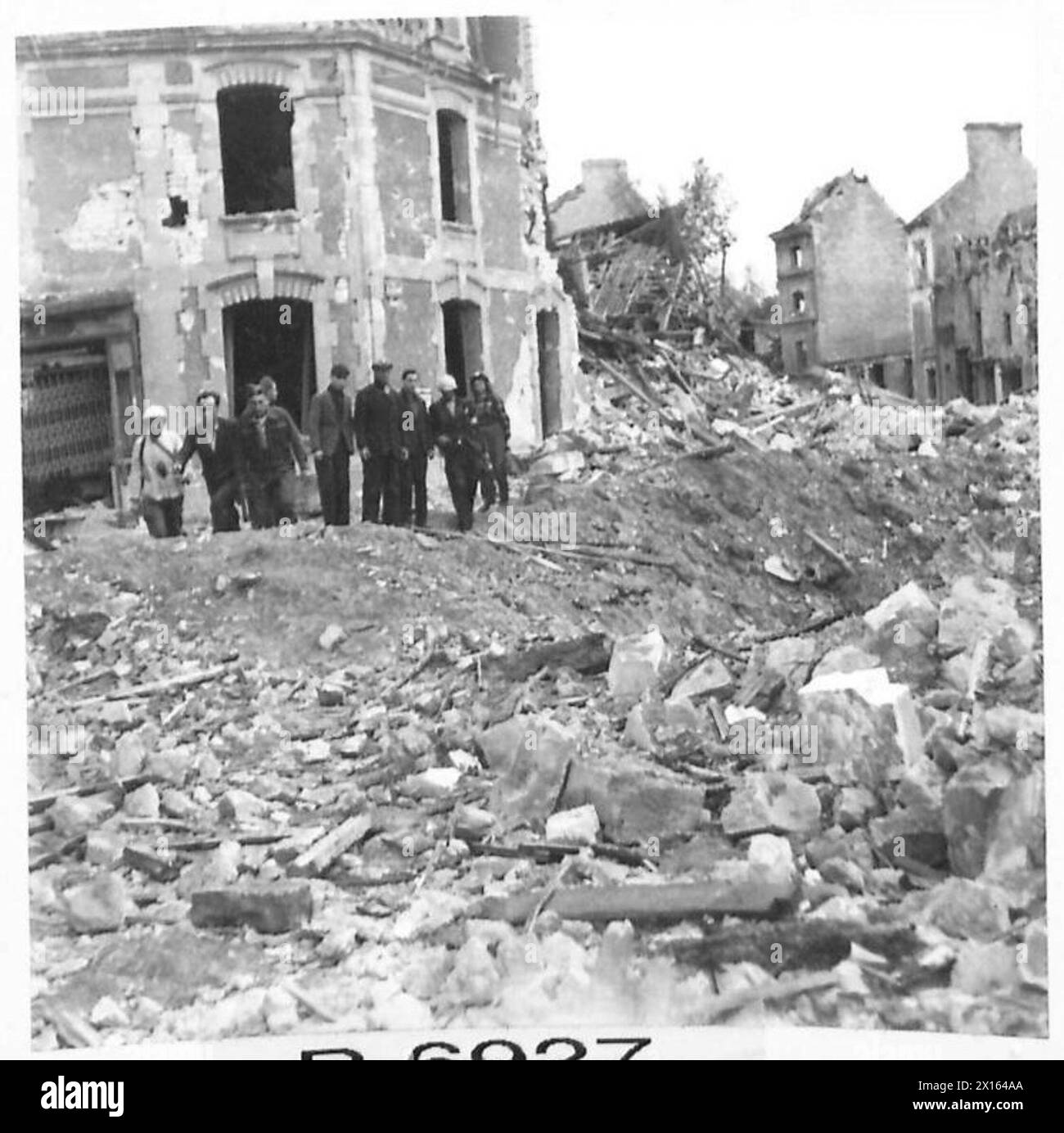 ALTRE FOTO A CAEN - civili francesi che tornano a Caen per cercare le loro case British Army, 21st Army Group Foto Stock