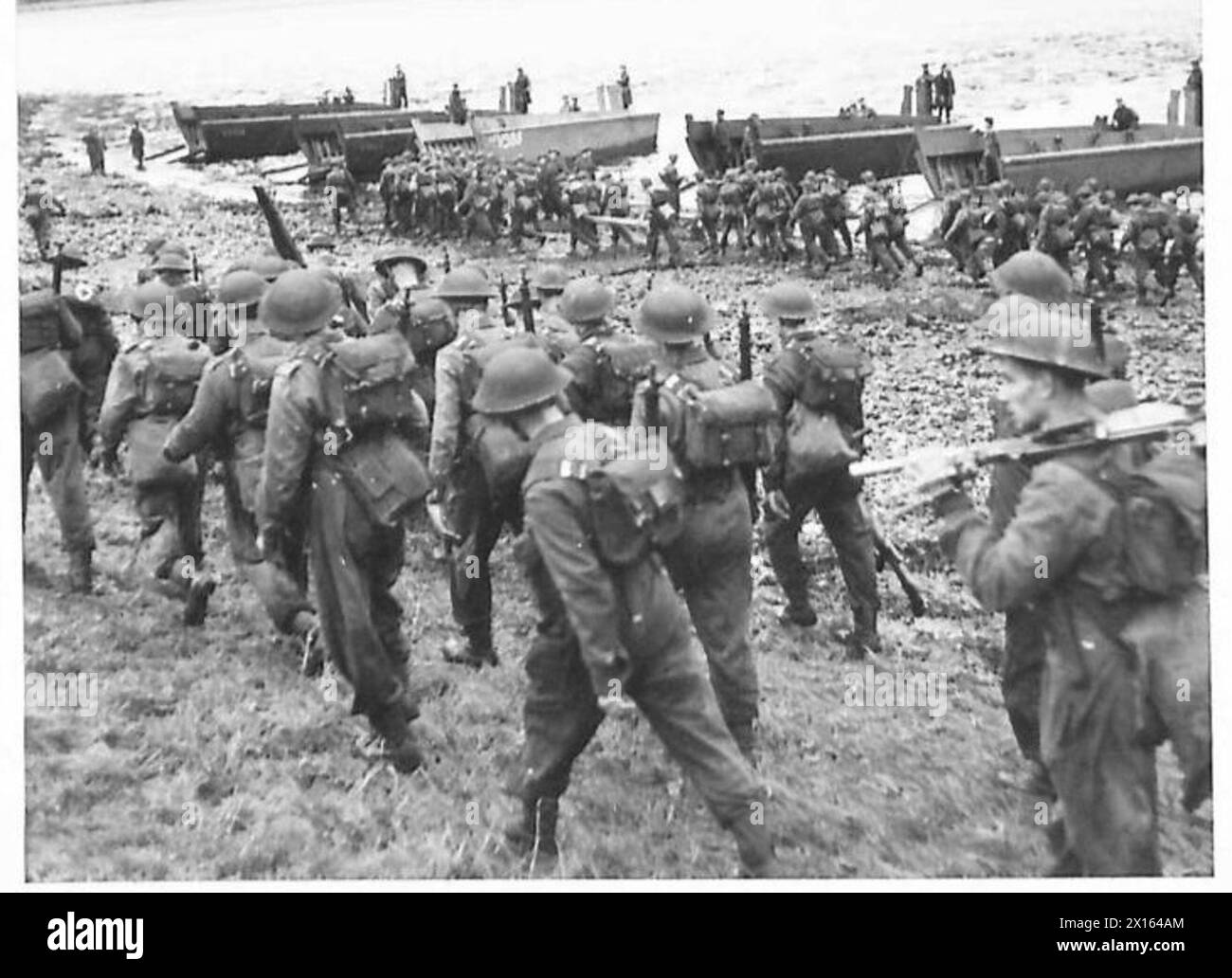 I Royal Fusiliers si imbarcarono su un mezzo d'assalto americano durante esercitazioni combinate di addestramento, illustrando le procedure operative anfibie nell'esercito britannico. Foto Stock