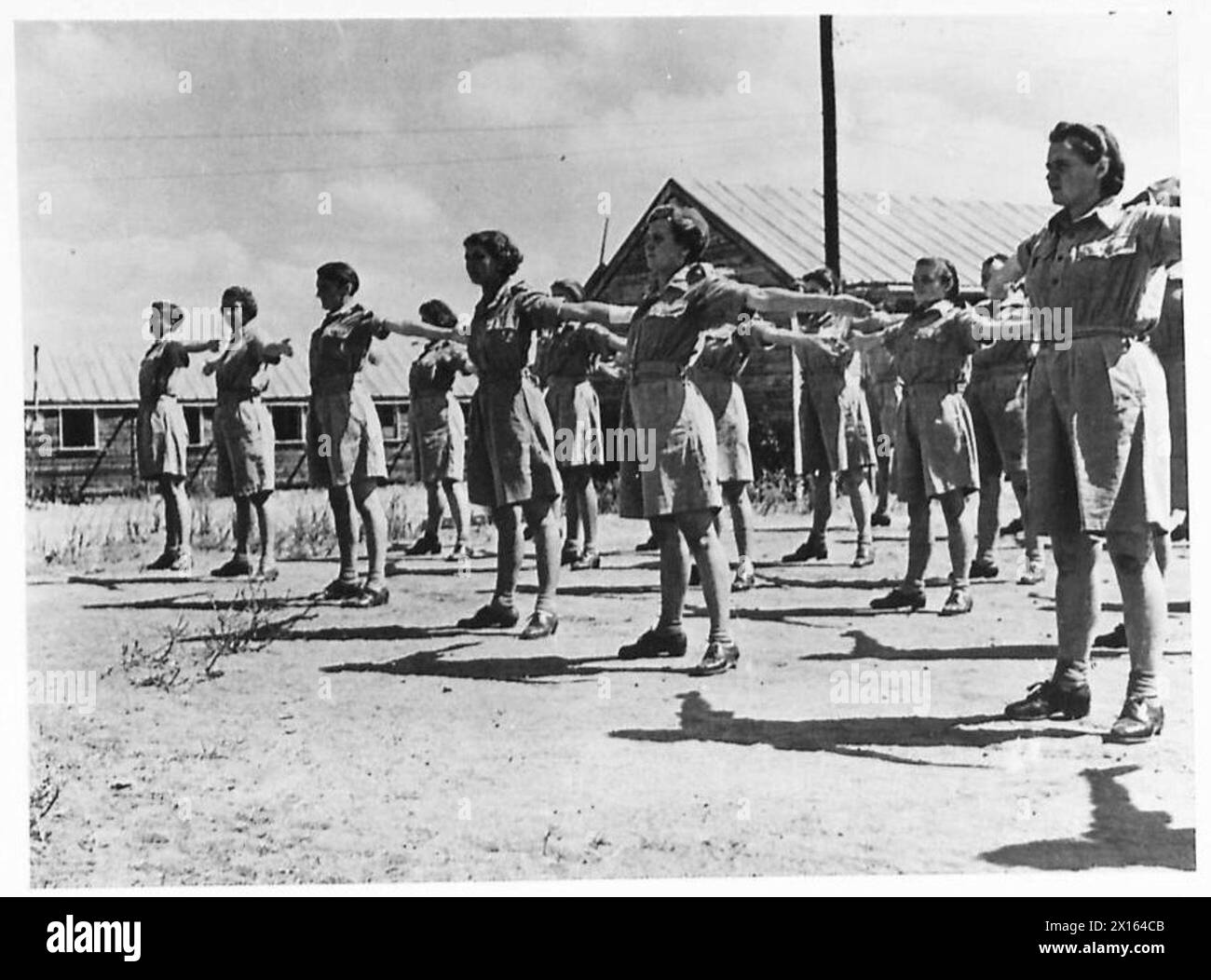 Le donne del servizio ausiliario femminile polacco in Medio Oriente conducono un addestramento fisico durante le routine quotidiane dopo il rilascio dai Gulag sovietici in base all'accordo Sikorski-Mayski del 1941, contribuendo alle operazioni alleate nella seconda guerra mondiale Foto Stock
