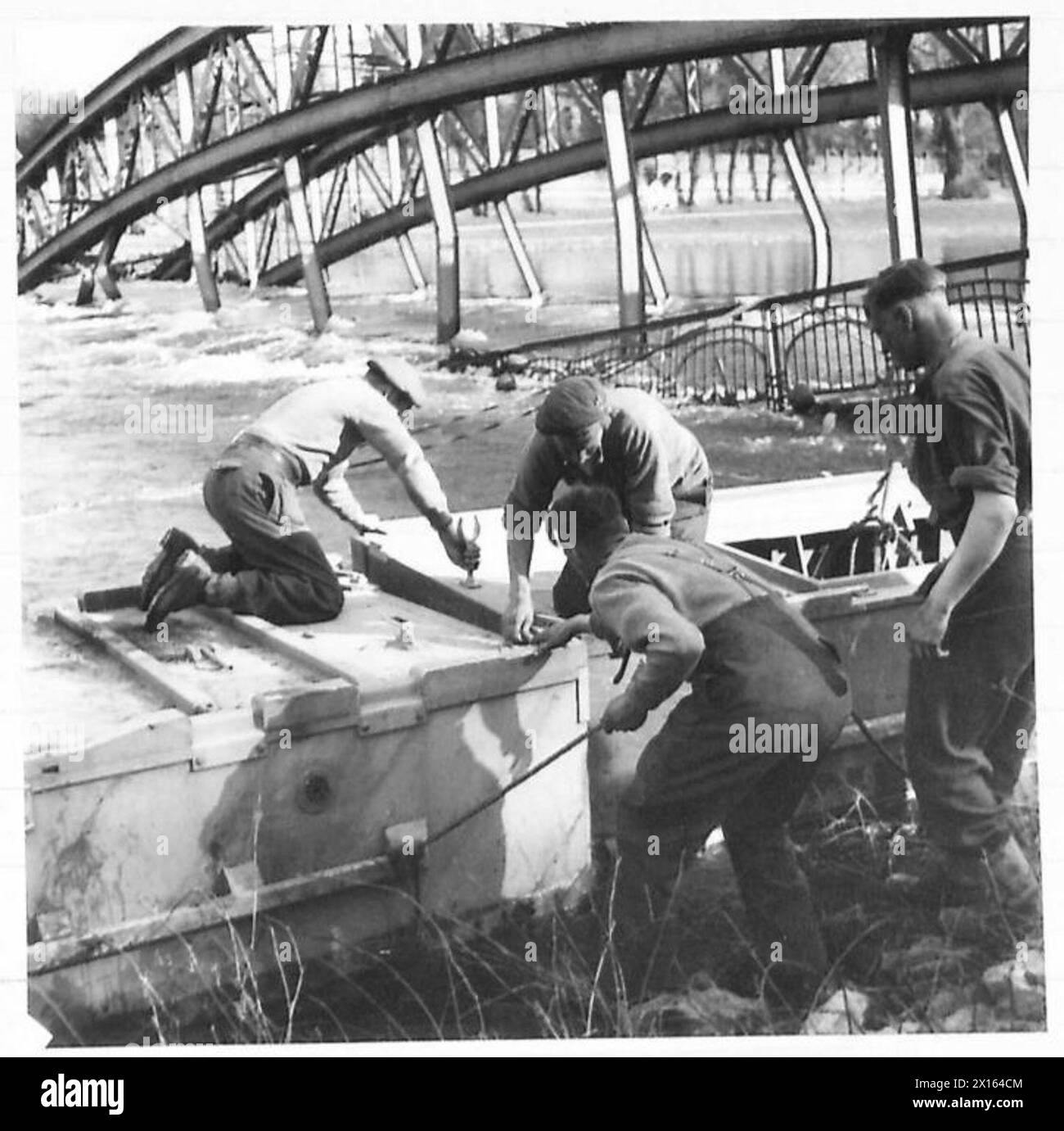 PONTE SUL WESER - costruire i moli galleggianti che trasportano il peso del ponte nel fiume British Army, 21st Army Group Foto Stock
