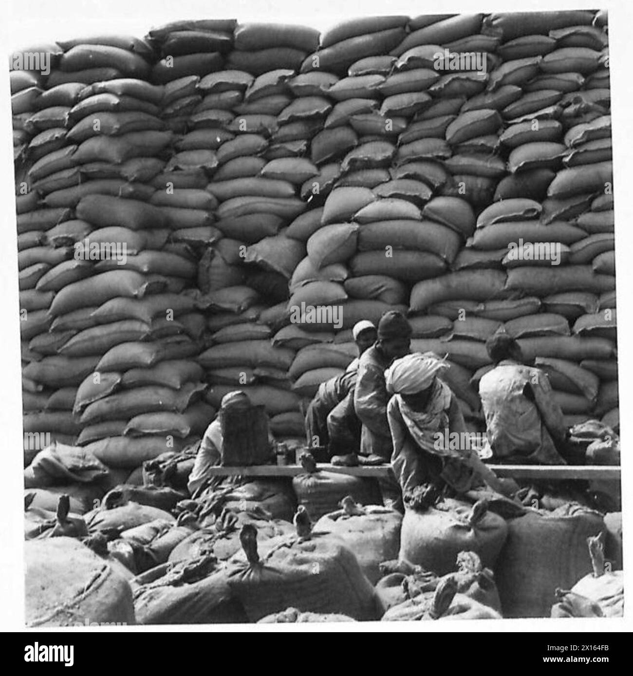 Grandi scorte di grano sono immagazzinate nei bacini egiziani per la distribuzione a supporto delle operazioni dell'esercito britannico in Medio Oriente. Foto Stock