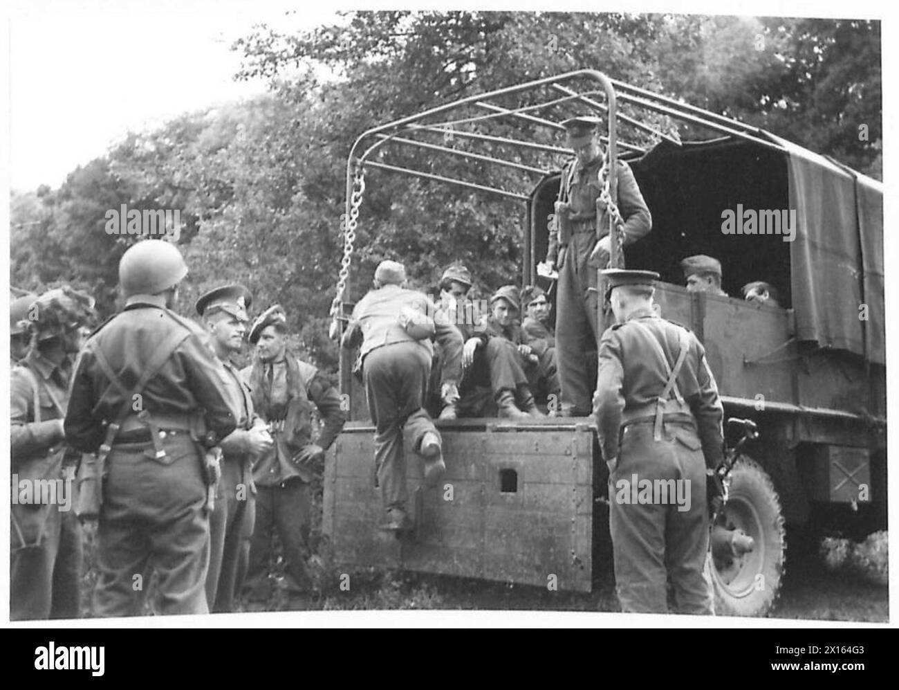 L'ESERCITO BRITANNICO NELL'EUROPA NORDOCCIDENTALE 1944-1945 - prigionieri tedeschi del 21 Panzer Grenadier Regiment, saliti su un camion per essere portati alla base fuori Longueval da 5 Commandos British Army, 21st Army Group Foto Stock