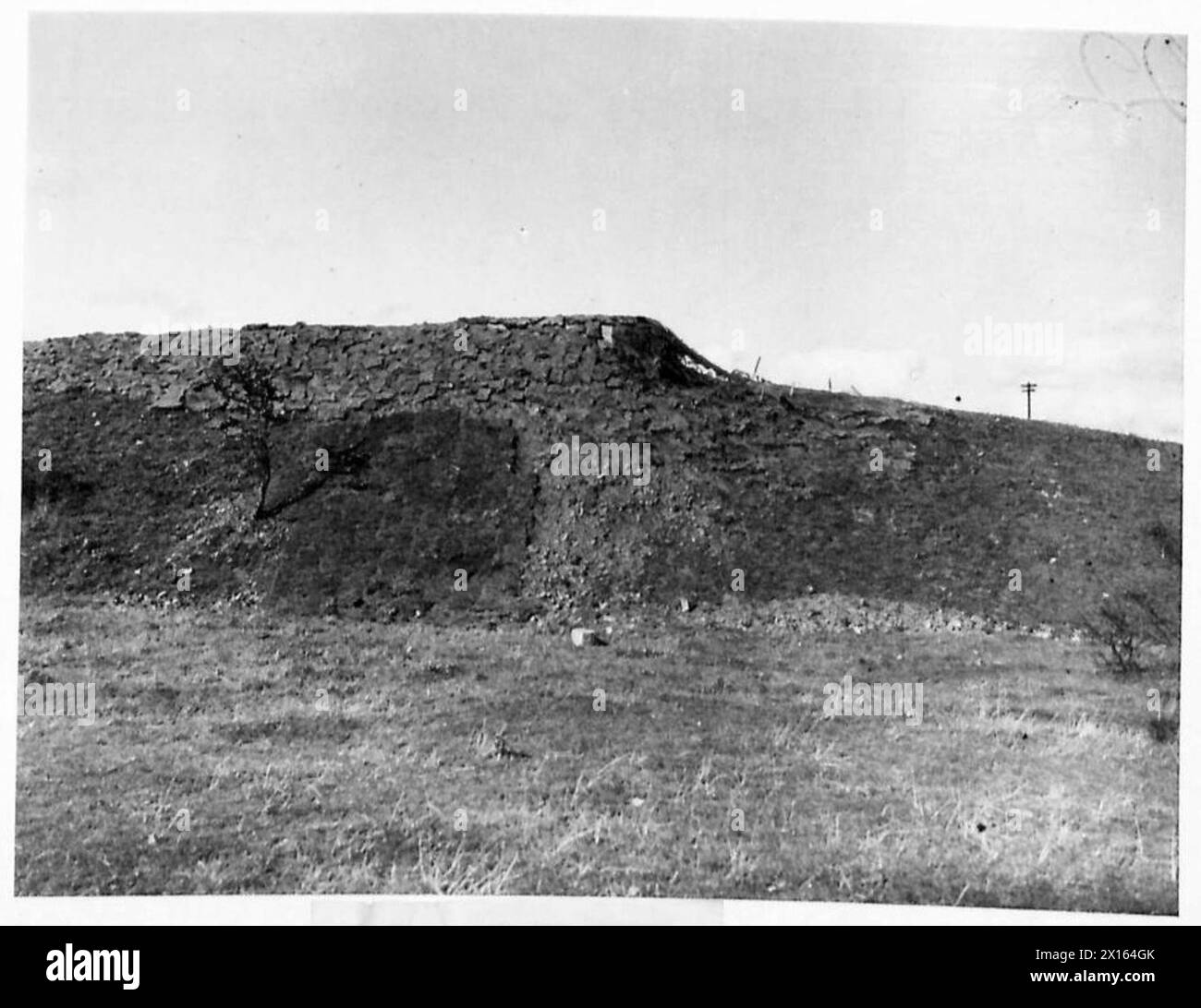 Fotografia che mostra una pillola mimetizzata su un terrapieno ferroviario a St. Mary's Point come parte delle misure difensive dell'esercito britannico. Foto Stock