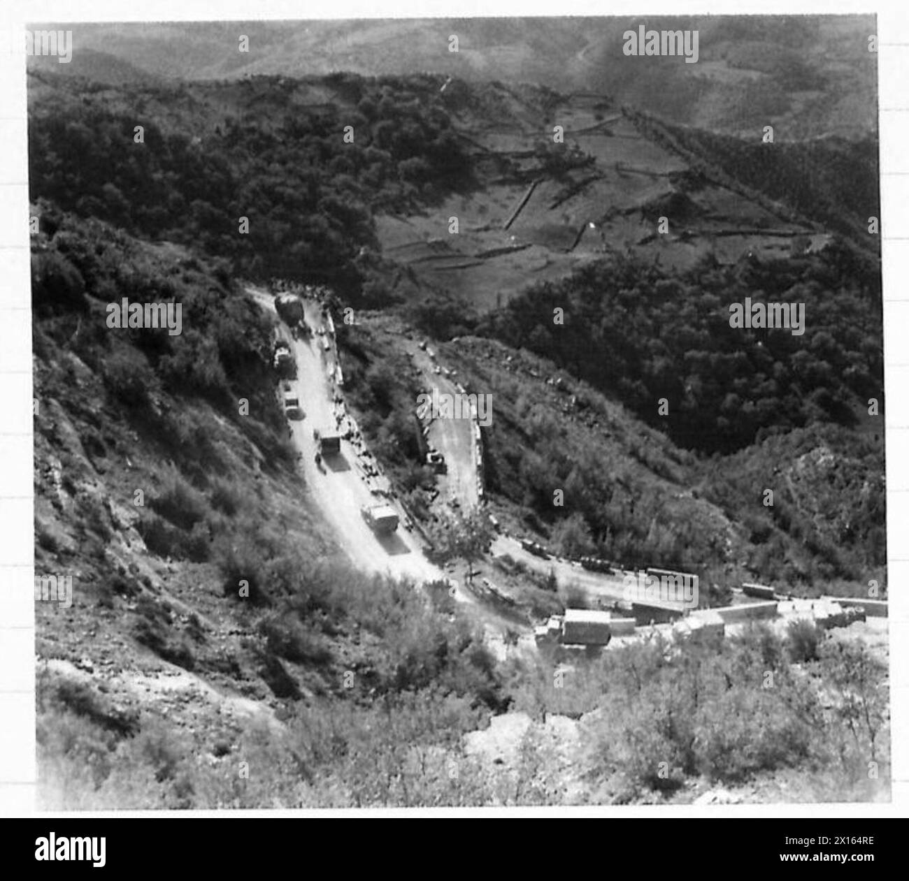 La scogliera sulla Route 67 in Italia fu demolita dalle forze tedesche durante la seconda guerra mondiale, come riportato dall'esercito britannico. Il sito è indicato sulla mappa R.110852. Foto Stock