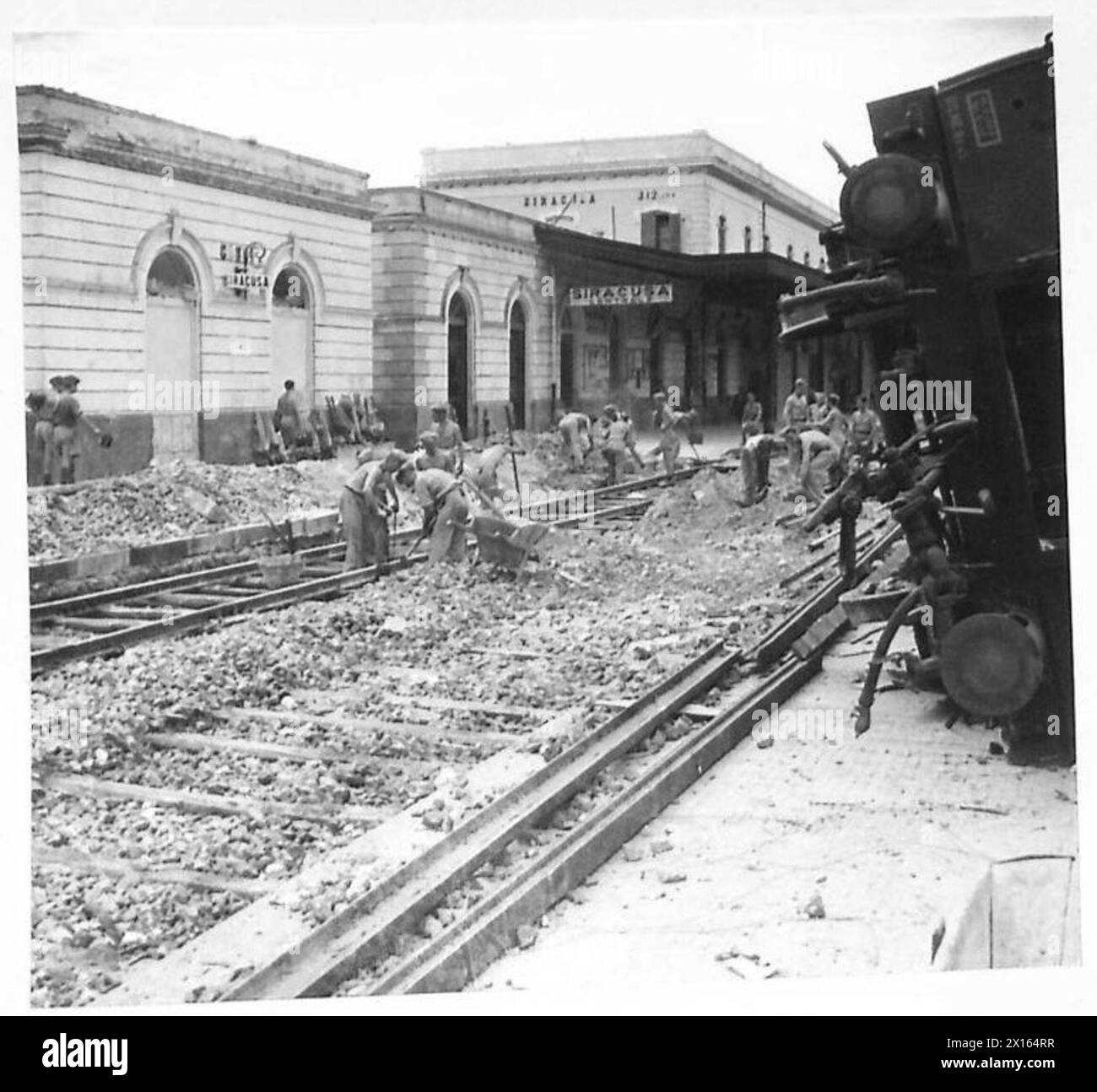 I sappers riparano le linee ferroviarie alla stazione di Siracusa in Sicilia durante le operazioni dell'esercito britannico. Foto Stock