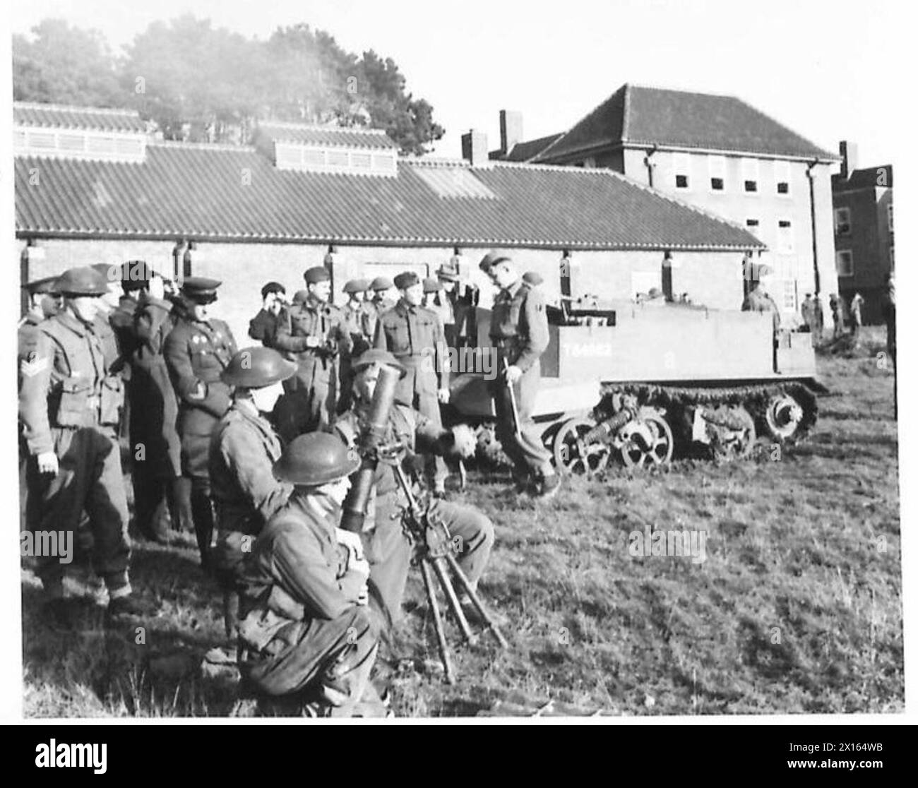 I delegati russi osservano un equipaggio di mortai dell'esercito britannico che conduce esercitazioni di tiro dal vivo nell'area di Canterbury e dover. Foto Stock