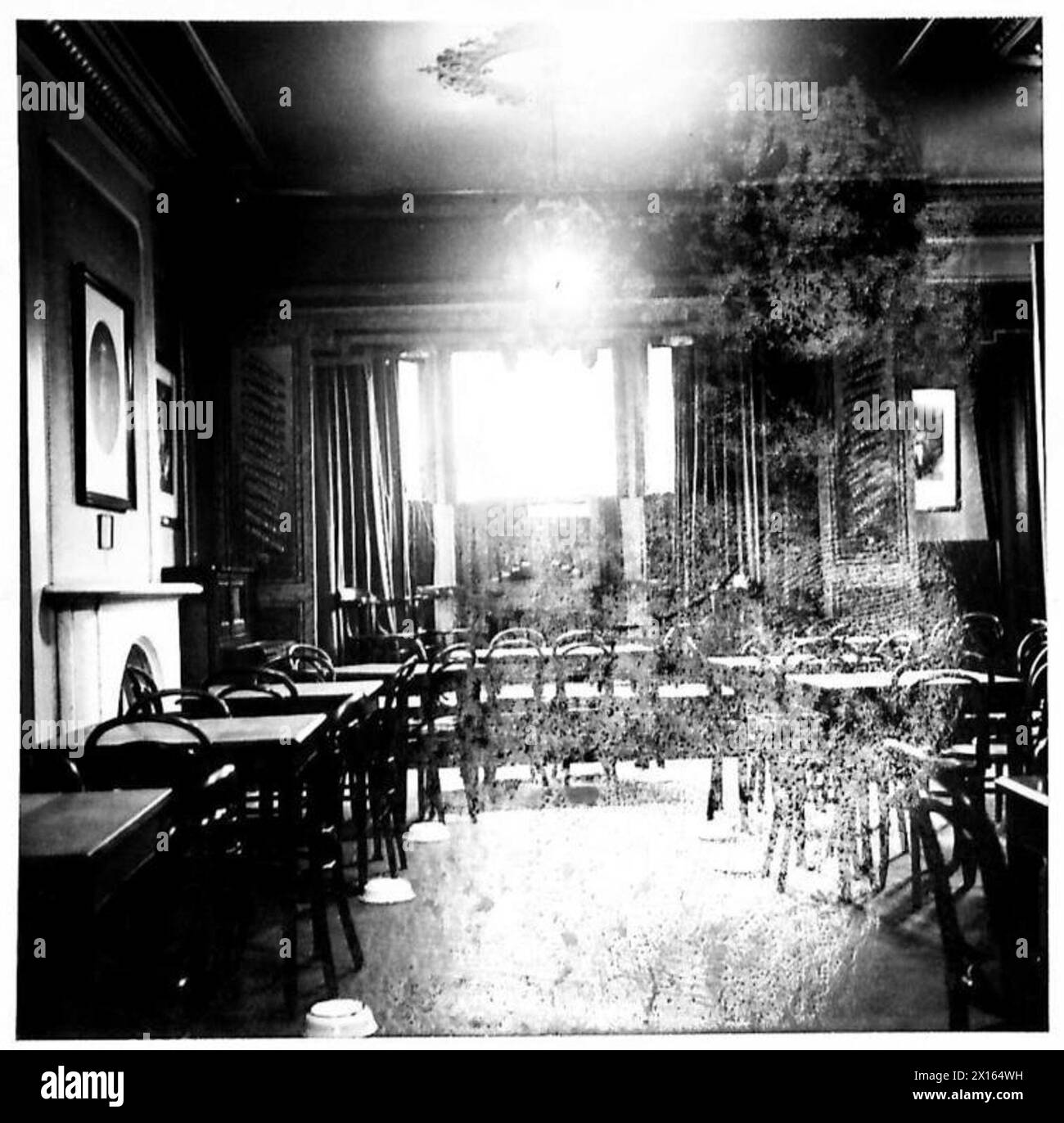 SCOTTISH REGIMENTAL SERIES - Memorial Clube, Glasgow. La Club Room, che mostra una foto di re Giorgio V e conte di Angus che sollevarono il reggimento British Army Foto Stock