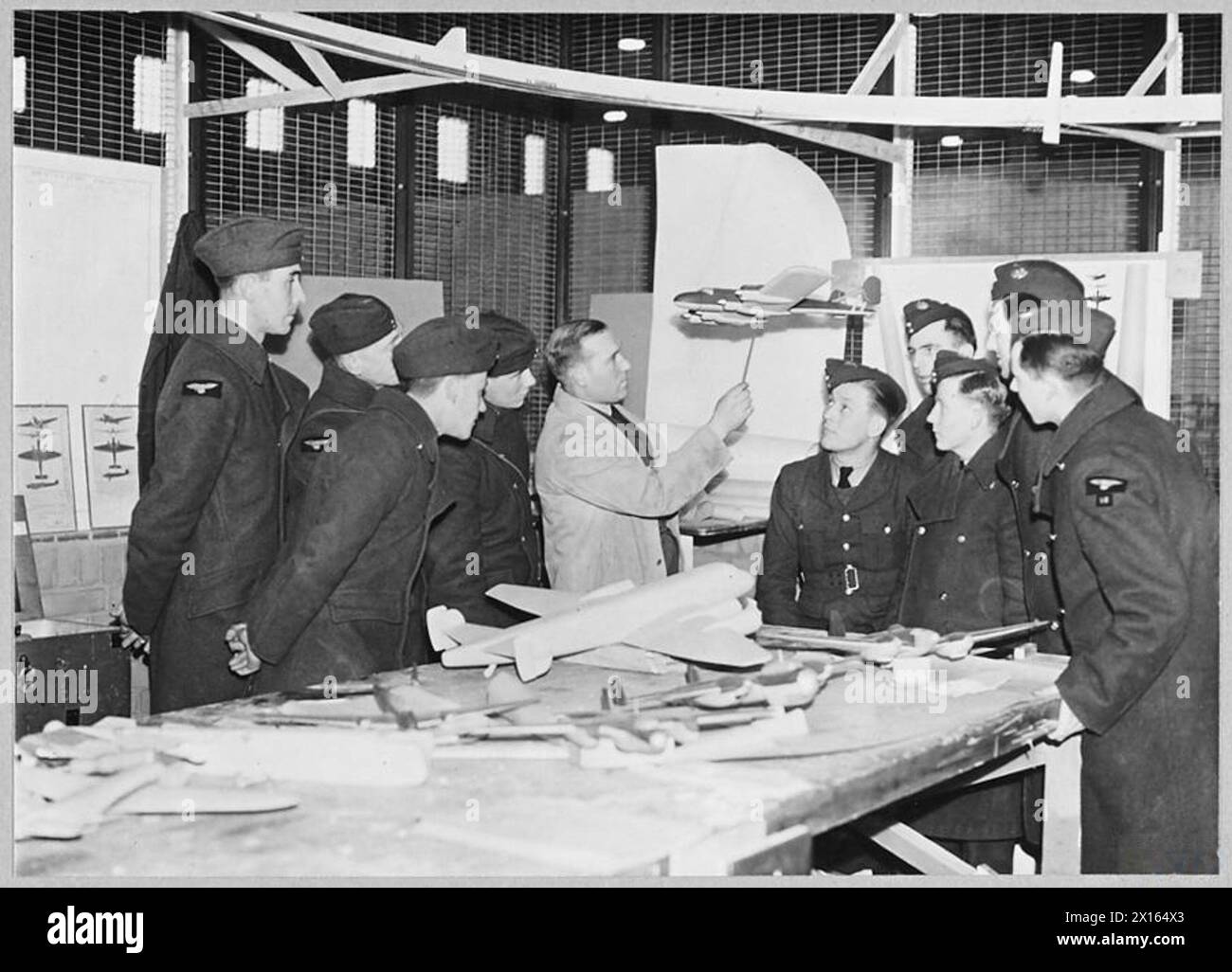 I tecnici della RAF stanno imparando l'identificazione degli aeromobili utilizzando modelli scalati che replicano accuratamente ogni aeromobile a fini di addestramento. Foto Stock