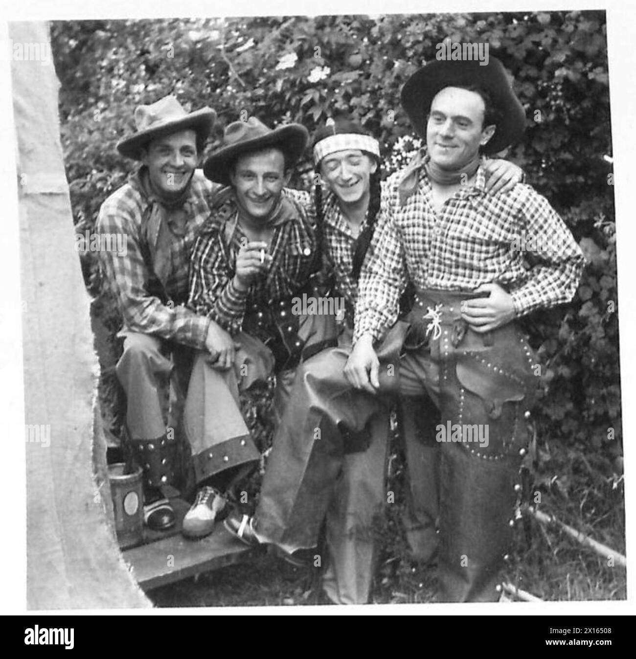 I quattro Singing Billies si esibiscono per le truppe aviotrasportate dietro le posizioni di prima linea in Normandia, Francia. Foto Stock