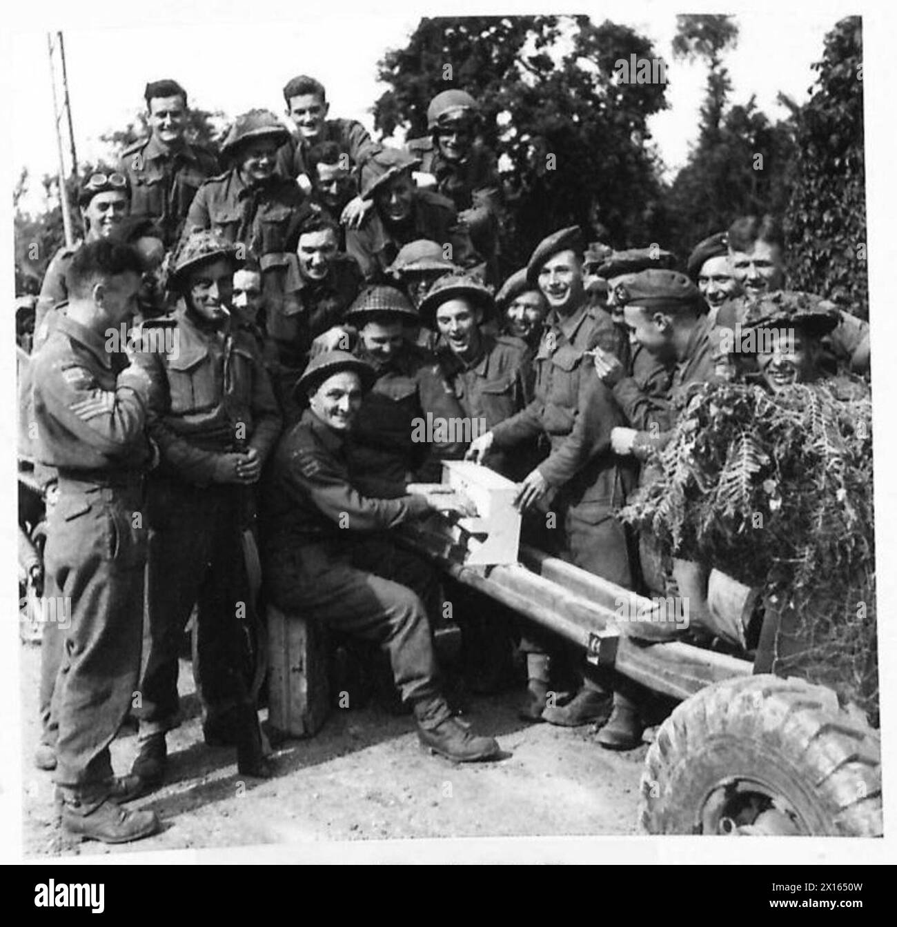 LE TRUPPE BRITANNICHE AVANZANO NEL SETTORE CENTRALE - durante una sosta sulla principale autostrada Caen-Vire, Pte. Cramp of Hastings intrattiene alcune delle truppe. Si vede suonare un pianoforte in miniatura che è in perfette condizioni e sintonizzare British Army, 21st Army Group Foto Stock