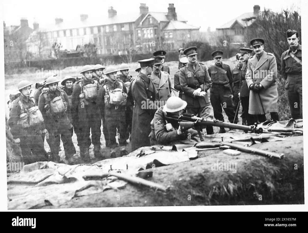 LA VISITA DEL DUCA DI GLOUCESTER AD EAST ANGLIA - H.R.H. osservando i membri del 10th Lancashire Fusiliers che praticano in una gamma anticarro in miniatura British Army Foto Stock