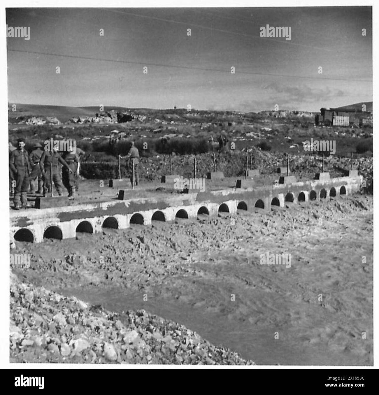 La 237th Field Company prende il controllo di un nuovo ponte con acqua che scorre sotto, British Army. Foto Stock