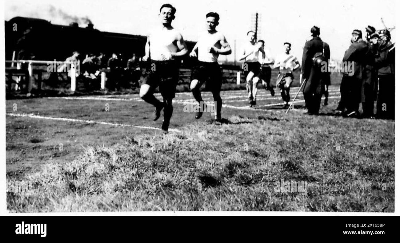 I gemelli Daker sono tra i soldati che gareggiano nella corsa del miglio durante una giornata di sport reggimentali dell'esercito britannico. Foto Stock