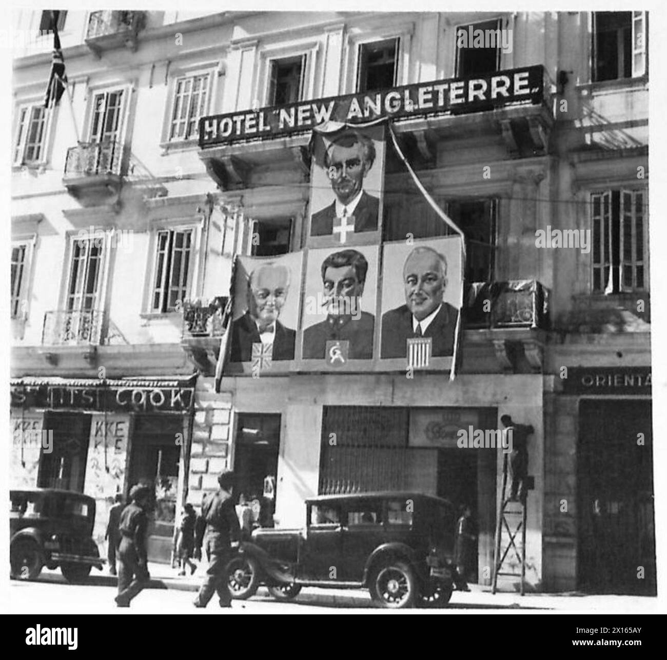 GRECIA : ANTICA e MODERNA - ritratti di M. Papandreou, Mr. Churchill, Presidente Roosevelt e M. Stalin fuori dall'Hotel New Angleterre ad Atene, British Army Foto Stock
