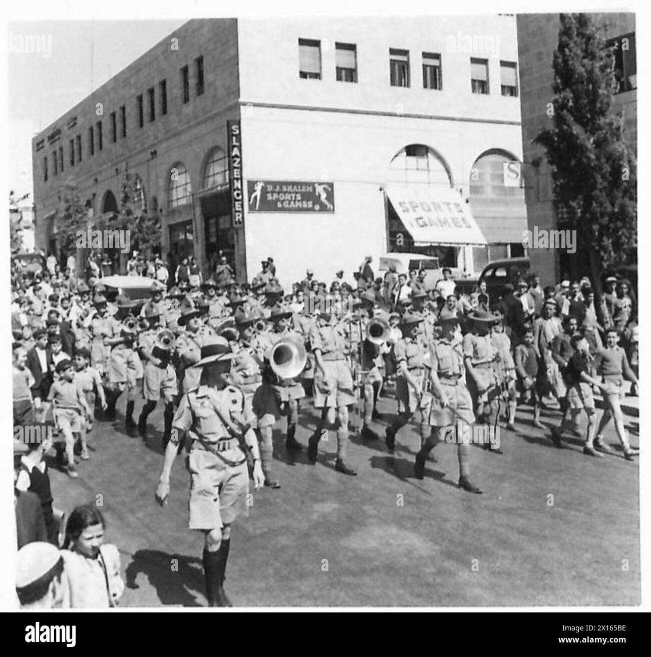 Una banda dell'esercito neozelandese è vista marciare per le strade di Gerusalemme come parte di una campagna di reclutamento. Foto Stock