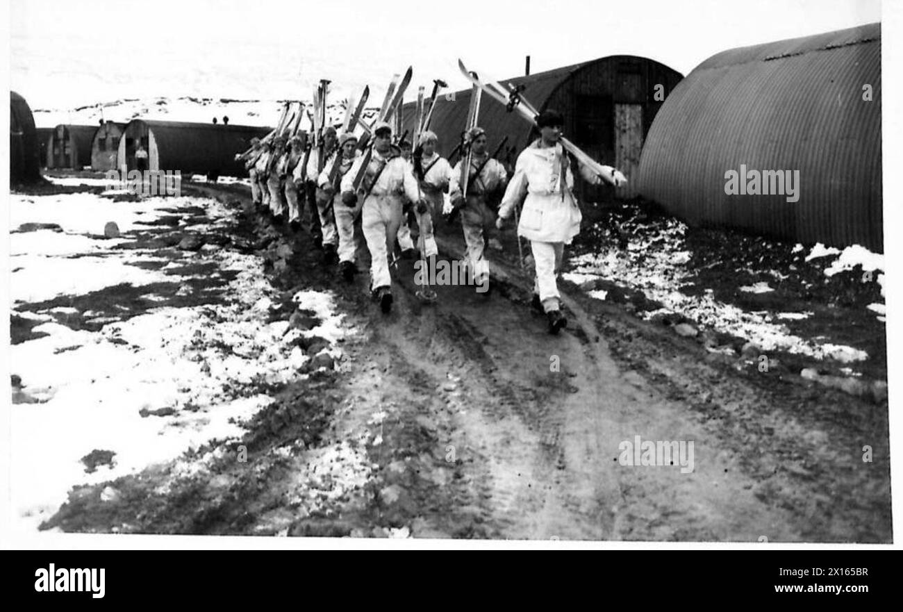 Le truppe dell'esercito britannico tornano al loro campo a Budereyi, in Islanda, dopo aver completato una pattuglia sugli sci. Foto Stock