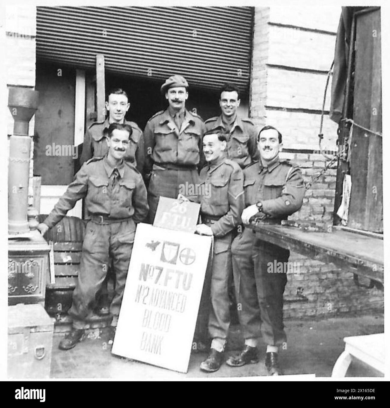 ITALIA : OTTAVA BANCA ARMYBLOOD IN ITALIA - Una foto di gruppo del personale dell'unità. Essi sono:- fila anteriore : da sinistra a destra - L/Cpl. AC King of 8 William Street, Gilfach Bargoed, S. Wales. L/Cpl. J.H. Watson del 60 Elm Drive, St Albans DVR. Dibden del 9 Regent Street, Reading. Seconda fila - da sinistra a destra - DVR. Chalmers of 72 Braeside Street, Glasgow Capt. M.G. Sutton of 6 Holland Park Avenue, London, W.ll. L/Cpl. T. Bradshaw del 4, Dale Road, Kentish Town, London British Army Foto Stock