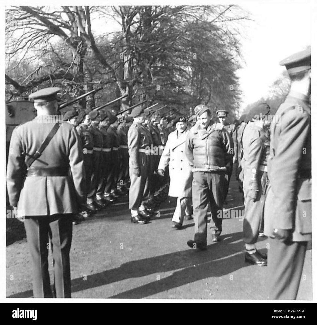 I COMANDANTI ALLEATI VISITANO LE TRUPPE BRITANNICHE E AMERICANE - il maresciallo dell'aria Sir Arthur Tedder e il generale Montgomery che ispezionano le truppe dell'11th Hussars British Army Foto Stock