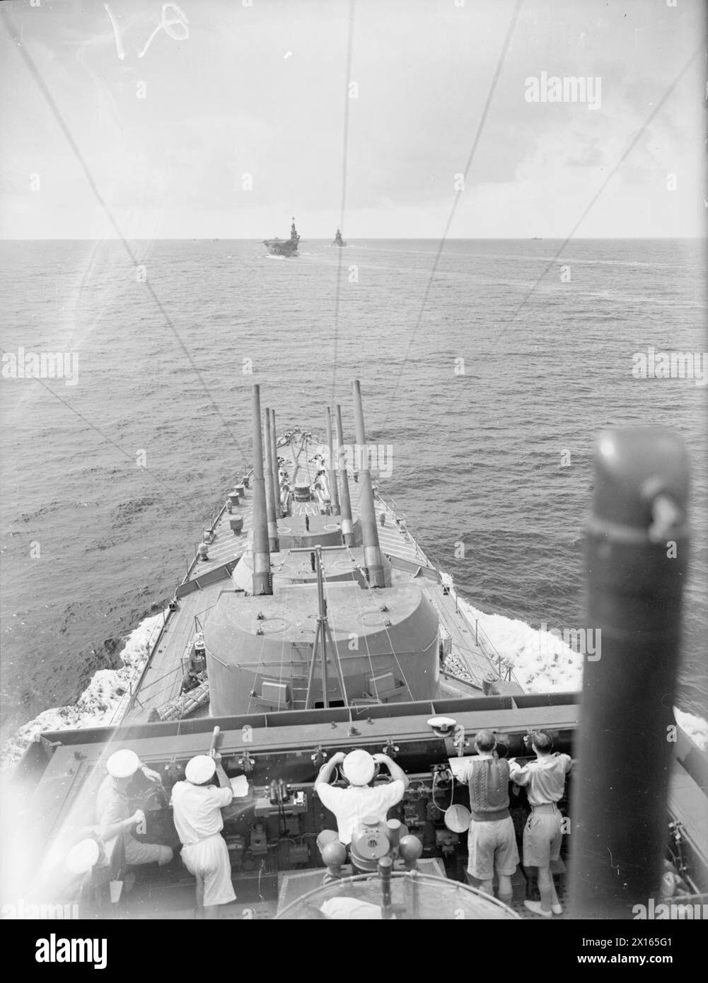 Il 25 settembre 1941, la HMS Hermione scortò un convoglio britannico a Malta (operazione Halberd) attraverso il Mediterraneo. Gli aerei italiani attaccarono ma persero undici bombardieri, mentre gli aerei della Royal Navy della HMS Ark Royal e le navi da guerra anti-aerei proteggevano il convoglio. Foto Stock