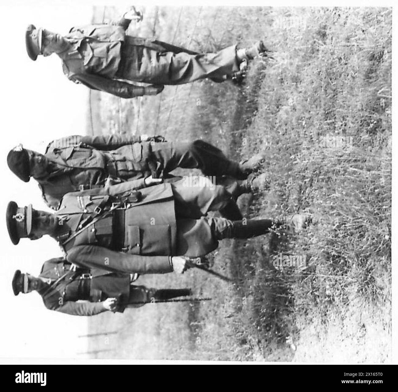 Il comandante in capo delle forze interne attraversa le South Downs con ufficiali di alto livello, tra cui il maggiore generale J.W.L.S. Hobart, durante una visita all'esercito sudorientale. Foto Stock