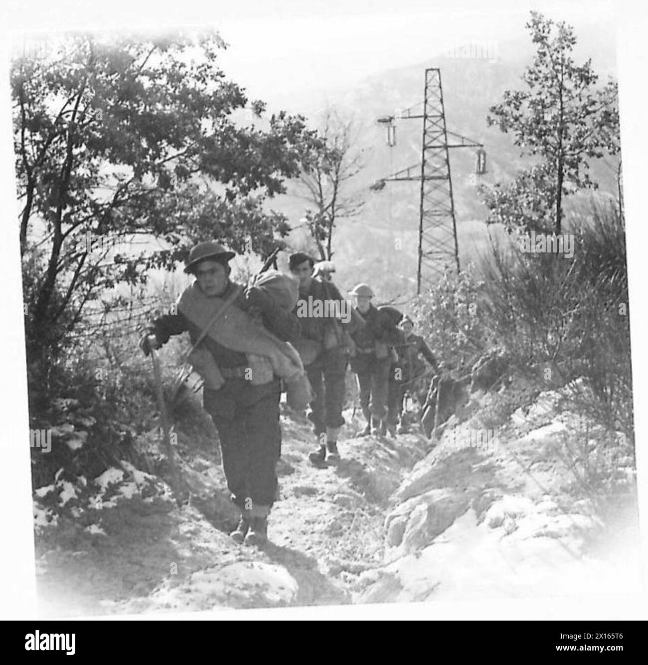 QUINTO ESERCITO : VARI -LE GUARDIE SI MUOVONO-- i guardiani durante la loro lunga e ripida salita verso le posizioni in avanti. Ci vorrà un'ora per scalare questo crinale British Army Foto Stock