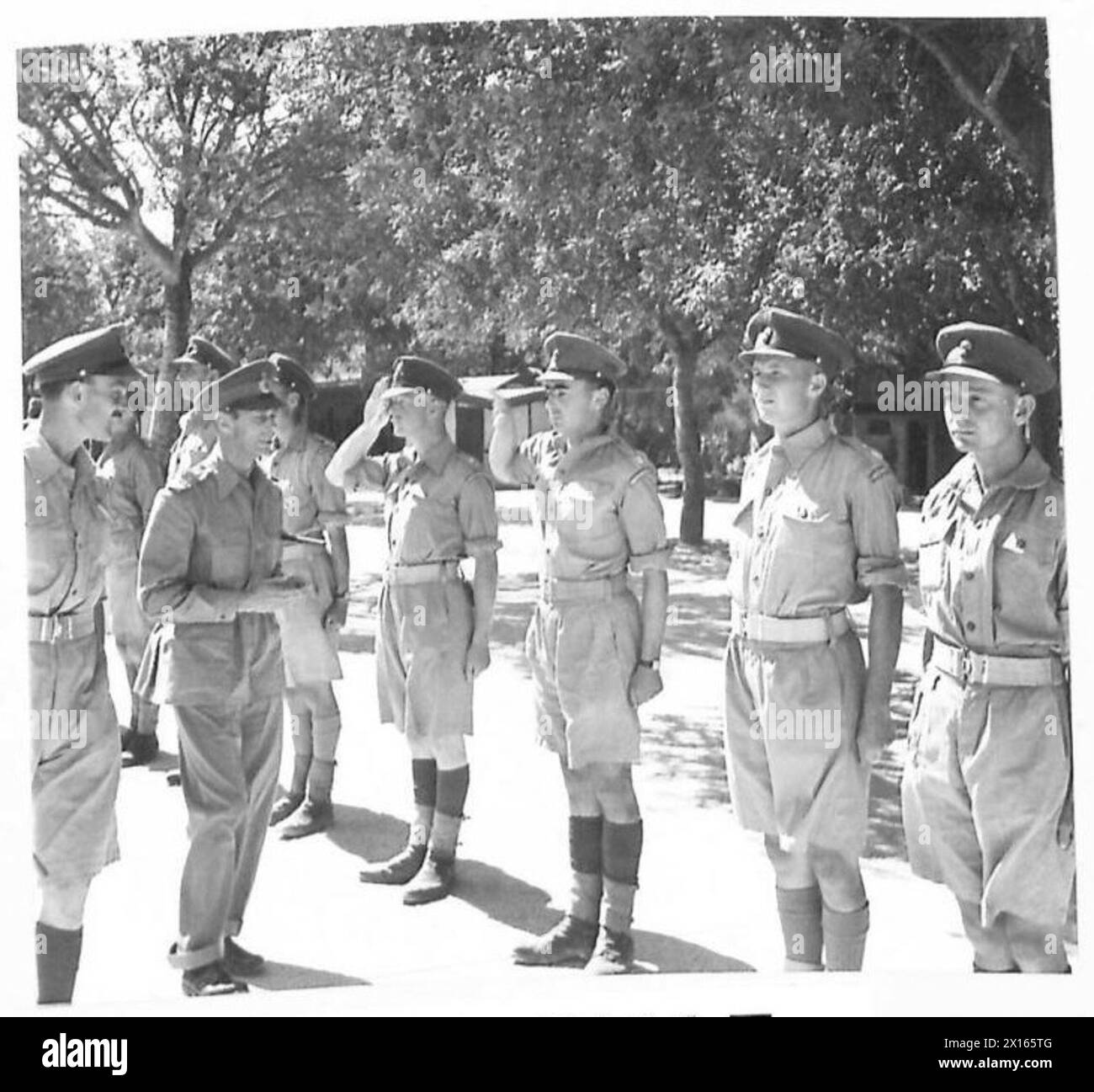 Sua Maestà il Re incontra gli ufficiali delle Coldstream Guards in Nord Africa, rappresentando un'interazione formale tra la monarchia britannica e il personale dell'esercito. Foto Stock