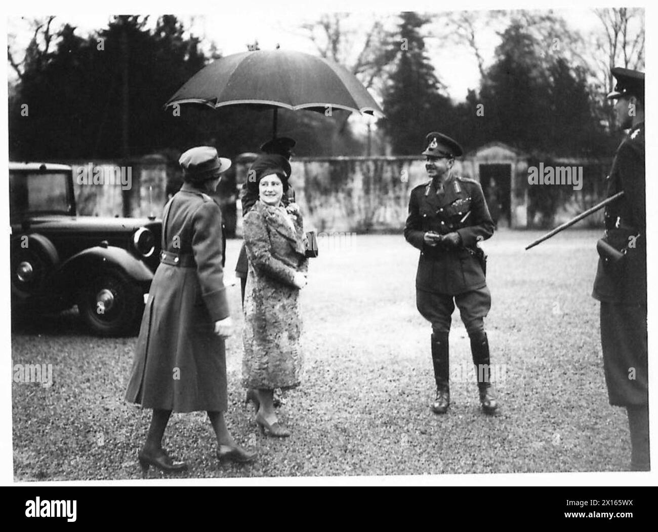 LA REGINA ISPEZIONA A.T.S. - la regina, con Lieut-General l'On. R.L.G. Alexander, GOC, Southern Command, all'arrivo dell'esercito britannico Foto Stock