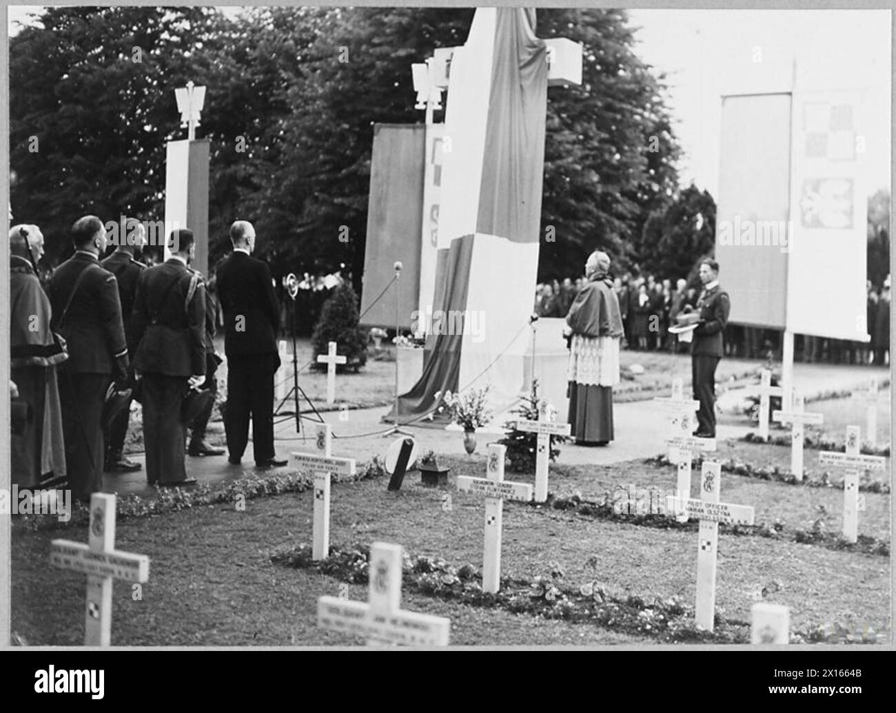 L'arcivescovo Józef Gawlina espone un elogio al memoriale dell'aeronautica militare polacca che si apre al cimitero di Newark-on-Trent, con il generale Władysław Sikorski e il presidente Władysław Raczkiewicz presenti il 15-17 luglio 1941. Il vice maresciallo dell'aria Stanisław Ujejski è tra gli ufficiali. Foto Stock