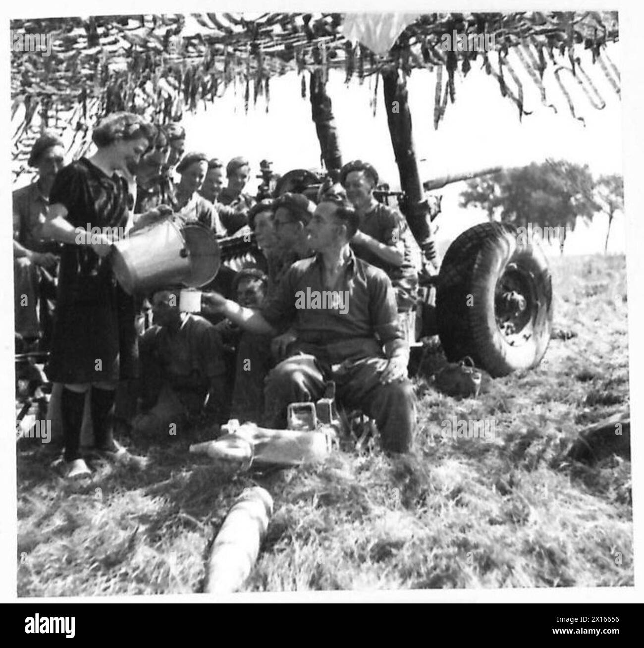 L'ATTACCO AL MONT PINCON - gli equipaggi dei cannoni da 55 mm che stavano sparando sul Mont Pincon a sostegno dell'attacco, erano grati per il sidro portato loro da uno degli occupanti di una fattoria adiacente, British Army, 21st Army Group Foto Stock
