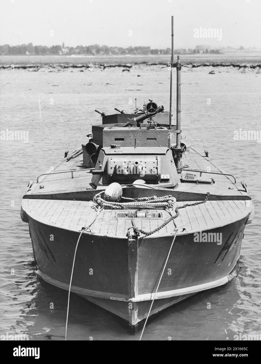 Fotografie di mezzi pesanti di supporto (HSC) sulla HMS Northney, che mostrano le navi attraccate e disposte per le operazioni navali. Foto Stock