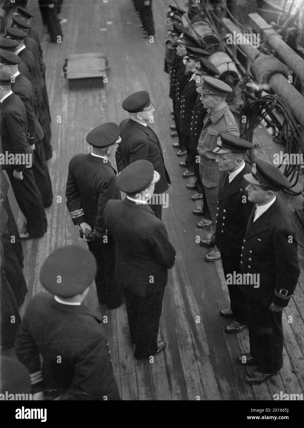 Il primo Lord dell'Ammiragliato ispeziona il personale di servizio speciale a bordo di una nave deposito sottomarino il 6 luglio 1942. Foto Stock