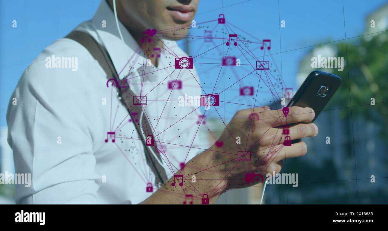 Una persona sta parlando su un telefono cellulare all'esterno, con una rete informatica globale in background Foto Stock