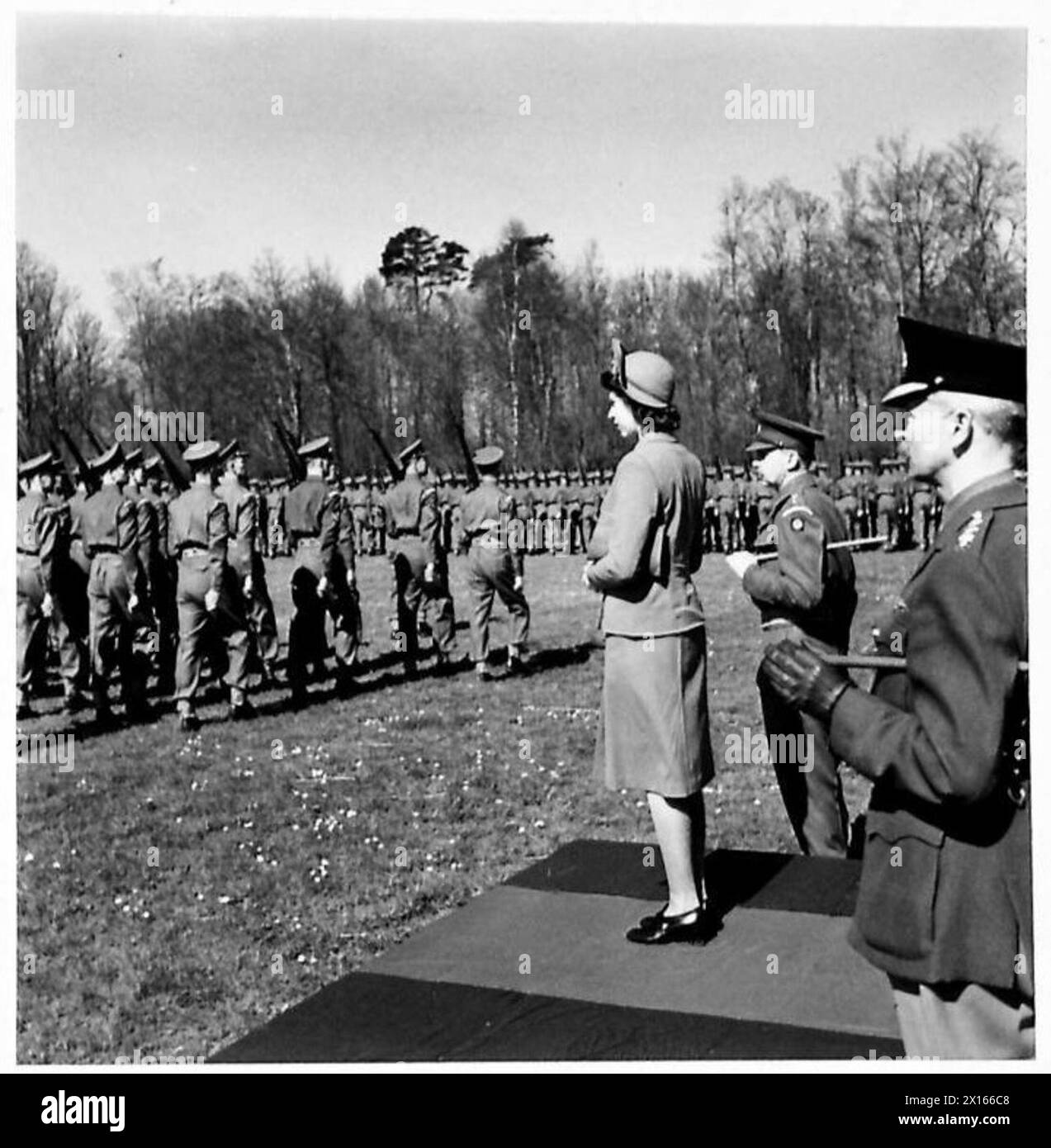 Sua altezza reale la principessa Elizabeth prende il saluto mentre un battaglione blindato della Guardia marcia oltre il loro colonnello. Foto Stock