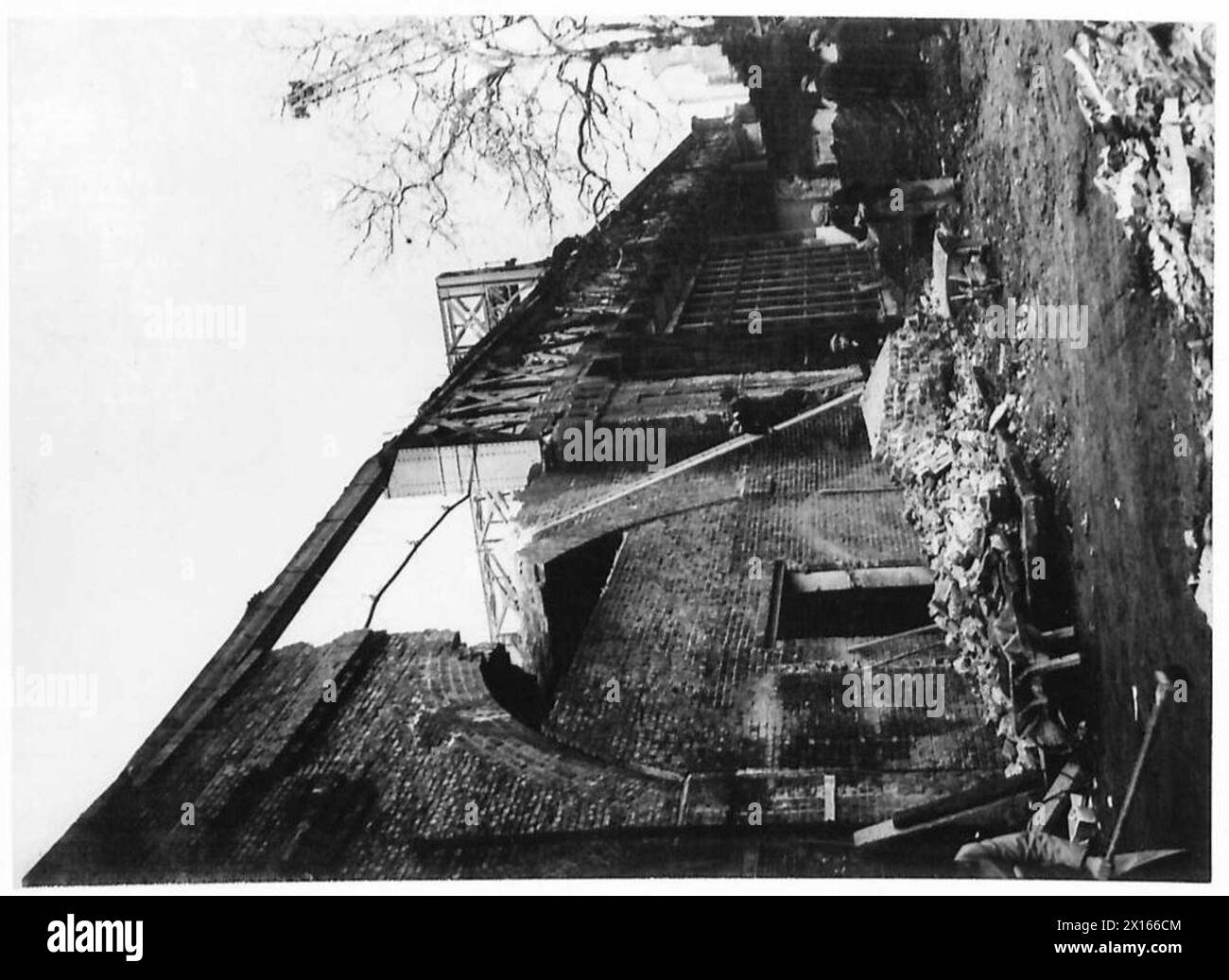 Le bombe nemiche causano danni strutturali ai ponti, illustrando l'impatto dei raid aerei durante le operazioni militari. Foto Stock