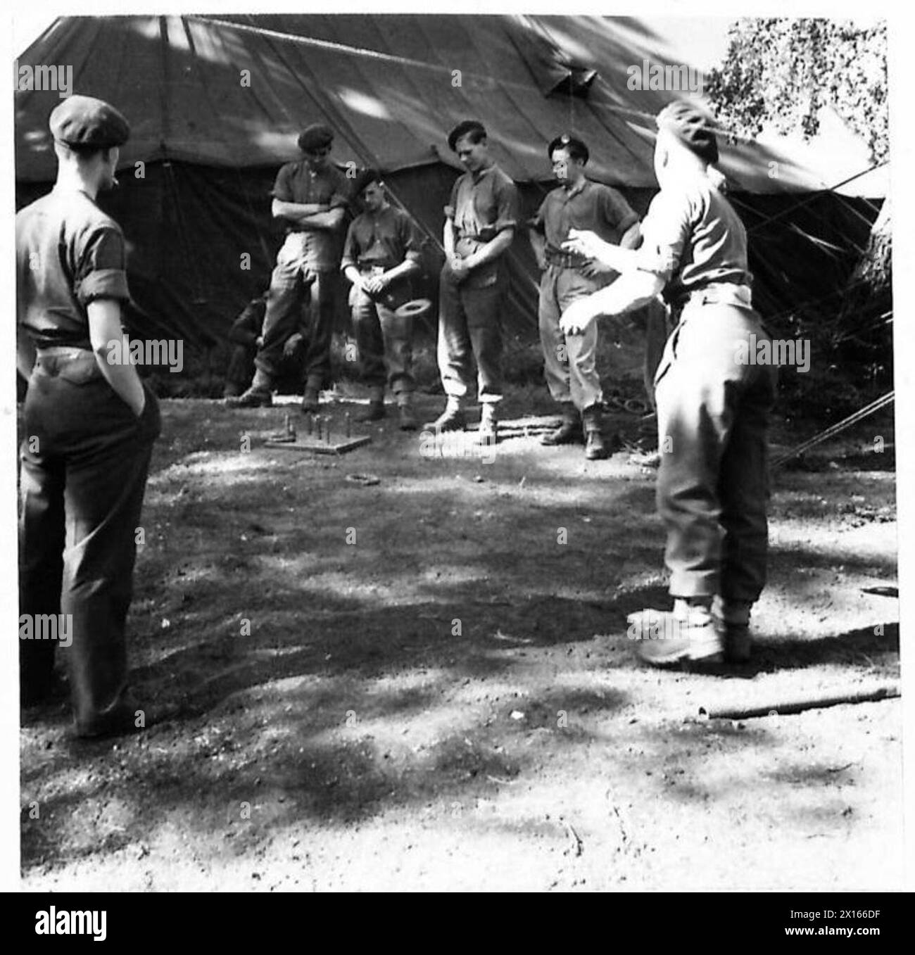 Una SPECIALE BRIGATA DI SERVIZIO SI PREPARA ALL'AZIONE - durante i periodi di relax alcuni degli uomini hanno giocato a tavolo. In questa foto si vede il soldato Maunder di Worcester che lancia l'esercito britannico Foto Stock