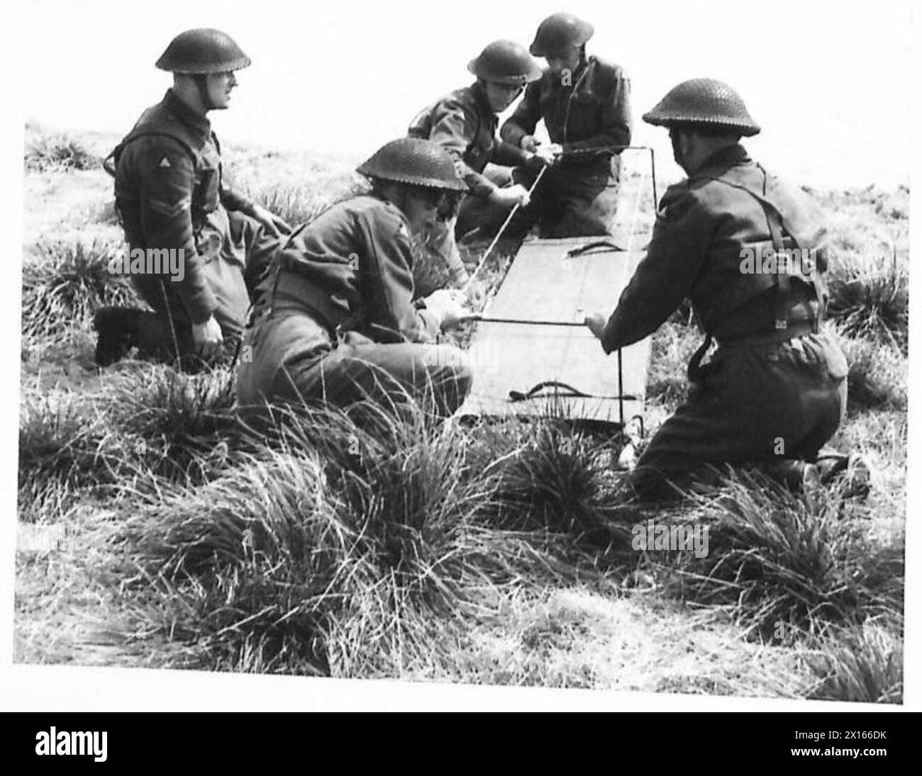 Il corpo medico utilizza barelle con barelle ordinarie e teli impermeabili per trasportare in sicurezza i feriti attraverso i fiumi. Foto Stock