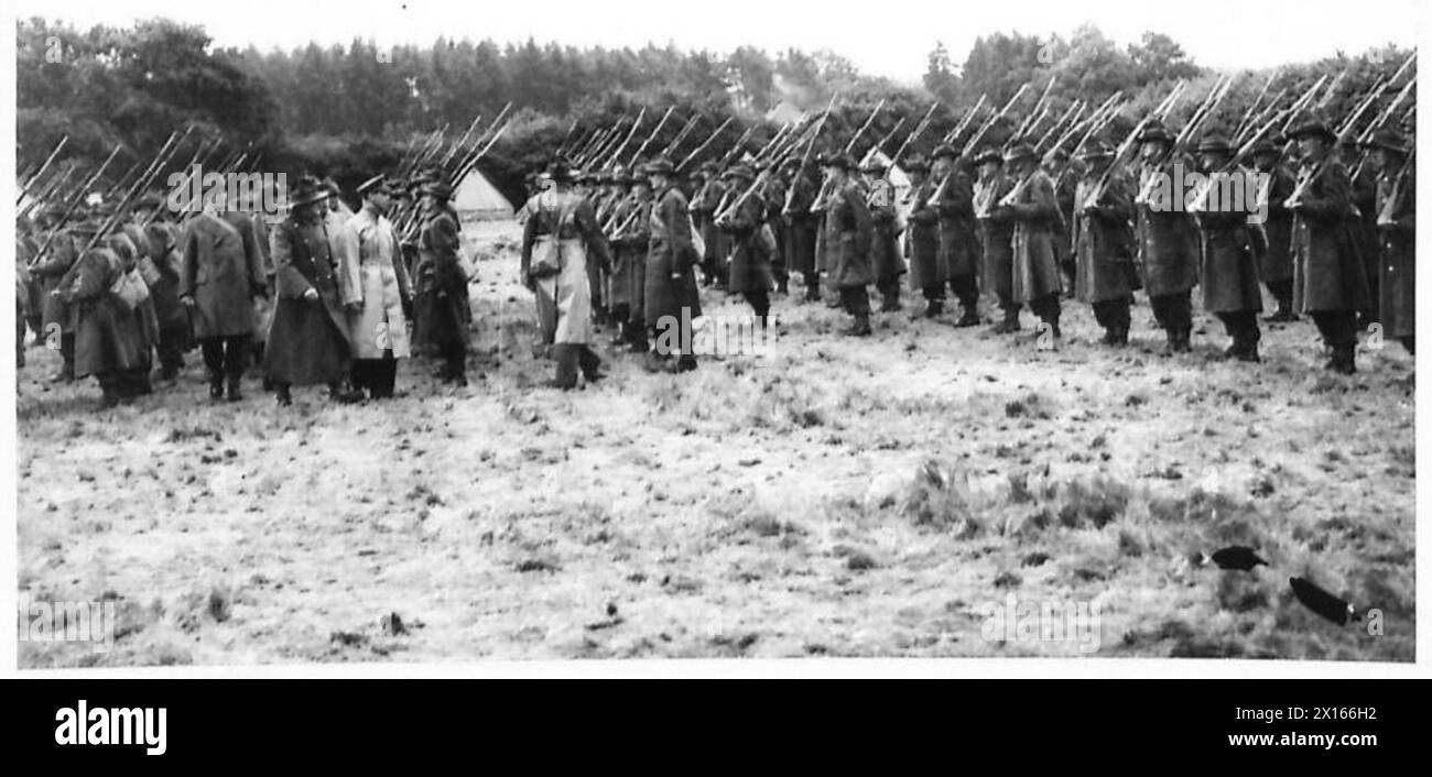 Sua Maestà il Re ispeziona il gruppo di costruzione e manutenzione delle ferrovie delle forze neozelandesi, illustrando la supervisione reale e le operazioni di ingegneria militare. Foto Stock