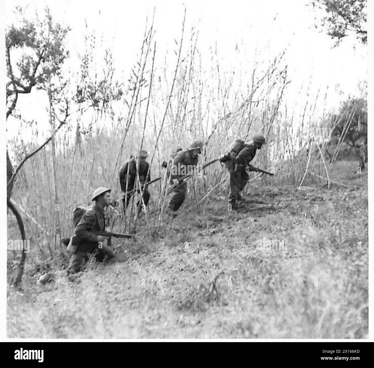Una sezione di fanteria avanza su terreno aperto con L/Cpl. Cox fornisce copertura con una pistola Tommy, accompagnata da Privates Drury, Durrant e Brooke di Ipswich. Foto Stock