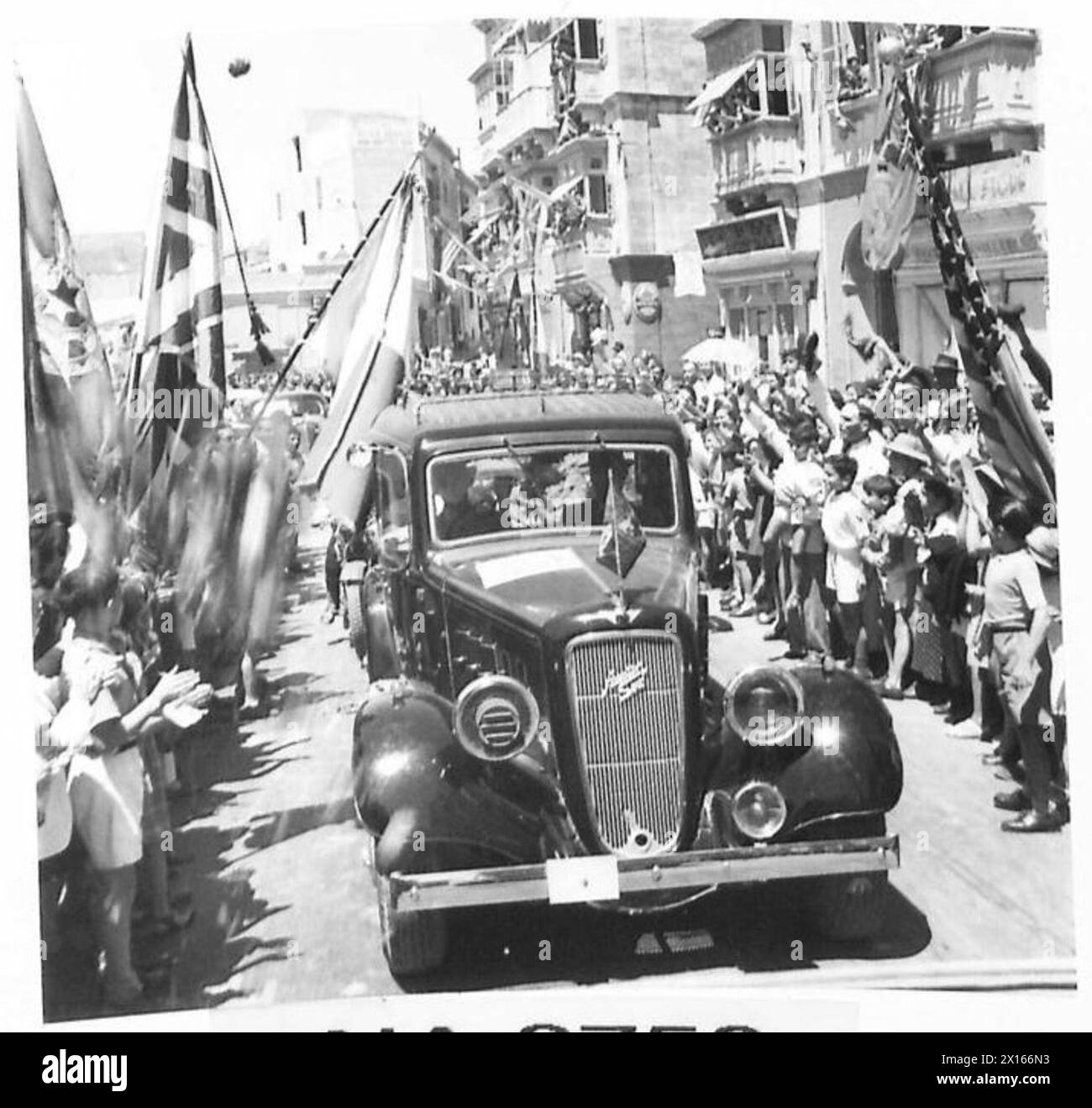 Scene di strada che mostrano sua Maestà il Re che continua il suo tour delle aree bombardate sull'Isola di G.C.. Foto Stock