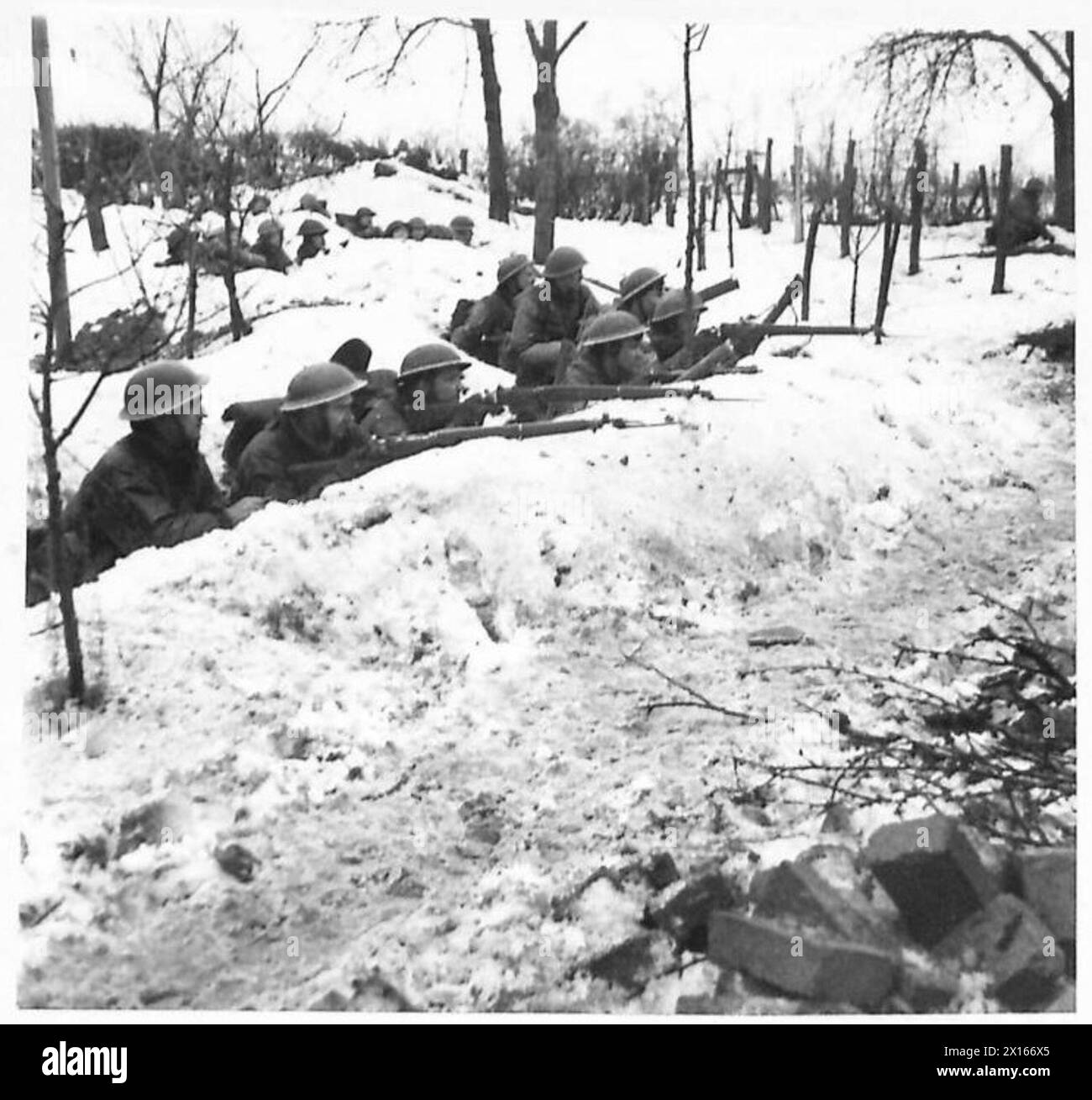Soldiers of 11 Platoon, B Company, RSF 4/5 Battalion, fuoco dalle trincee vicino a Stein mentre 12 Corps avanzavano ulteriormente in Germania durante le operazioni dell'esercito britannico, 21st Army Group. Foto Stock