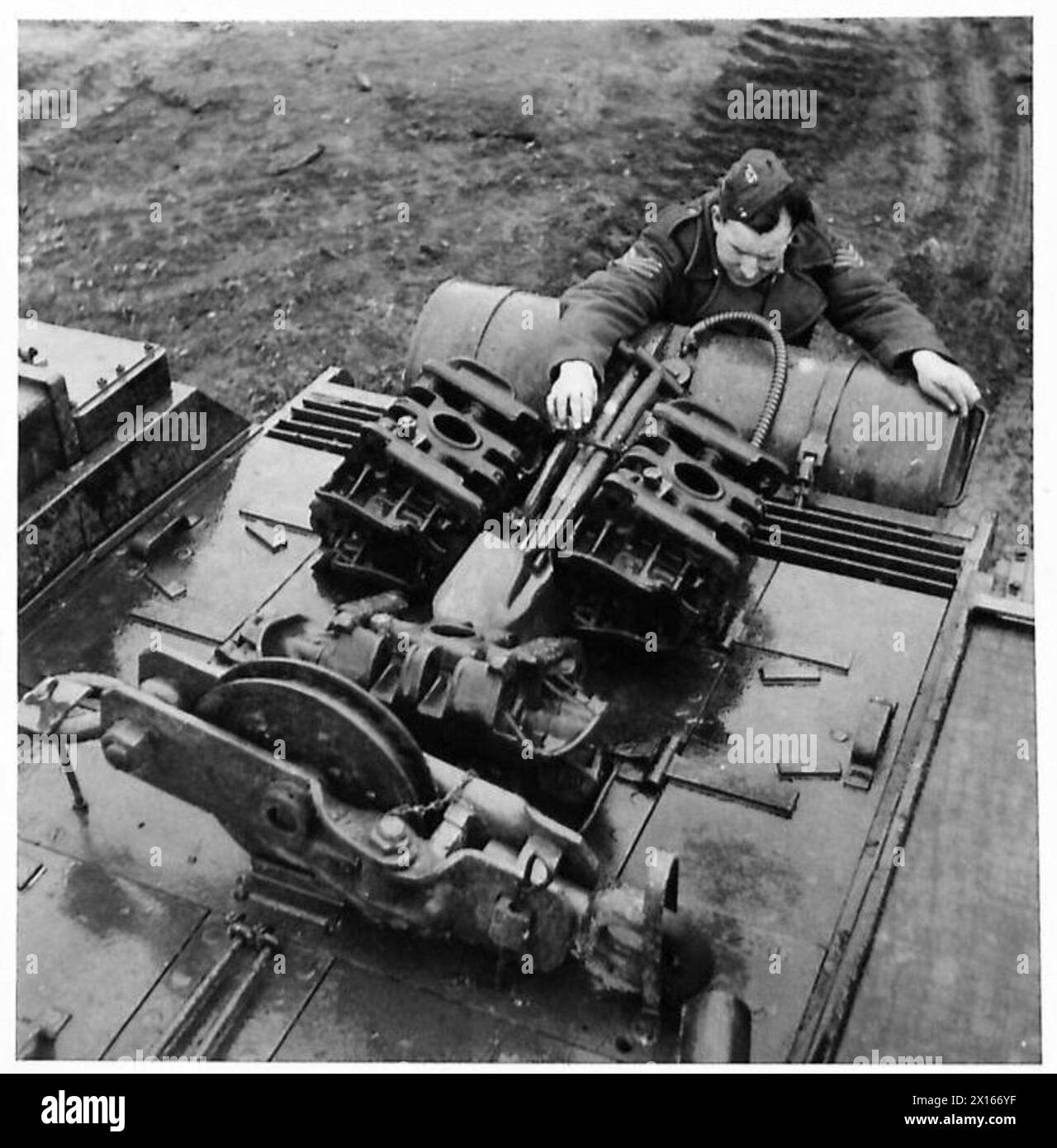 La sezione Sperimental Tank Recovery di Aborfield gestisce lo stivaggio di attrezzature e veicoli militari, dimostrando le operazioni di recupero e manutenzione dell'esercito britannico. Foto Stock