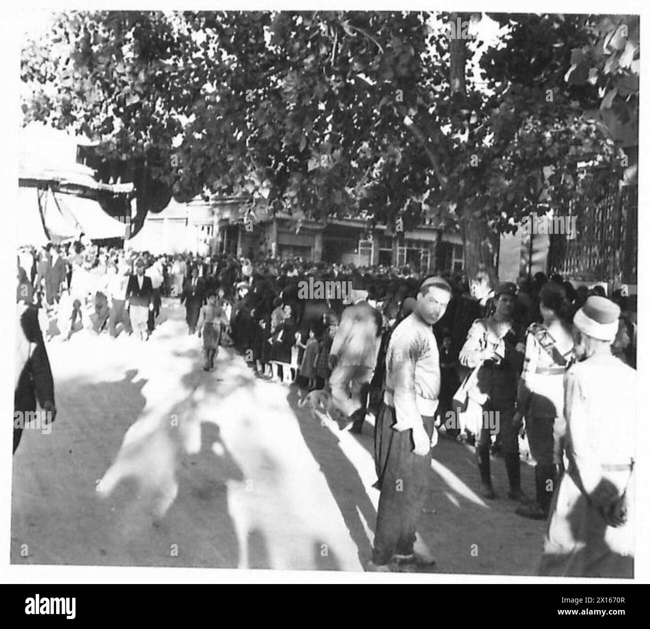 La folla si riunisce per guardare le forze britanniche e francesi liberi muoversi attraverso Damasco dopo la sua cattura. Foto Stock