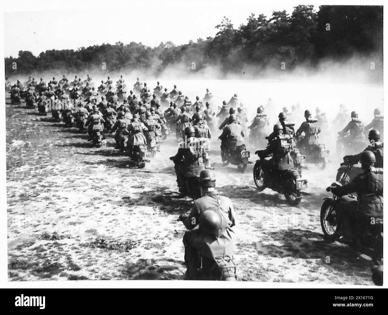 Le truppe motociclistiche dell'esercito britannico attraversano il paese, creando nuvole di polvere durante gli esercizi o le manovre. Foto Stock