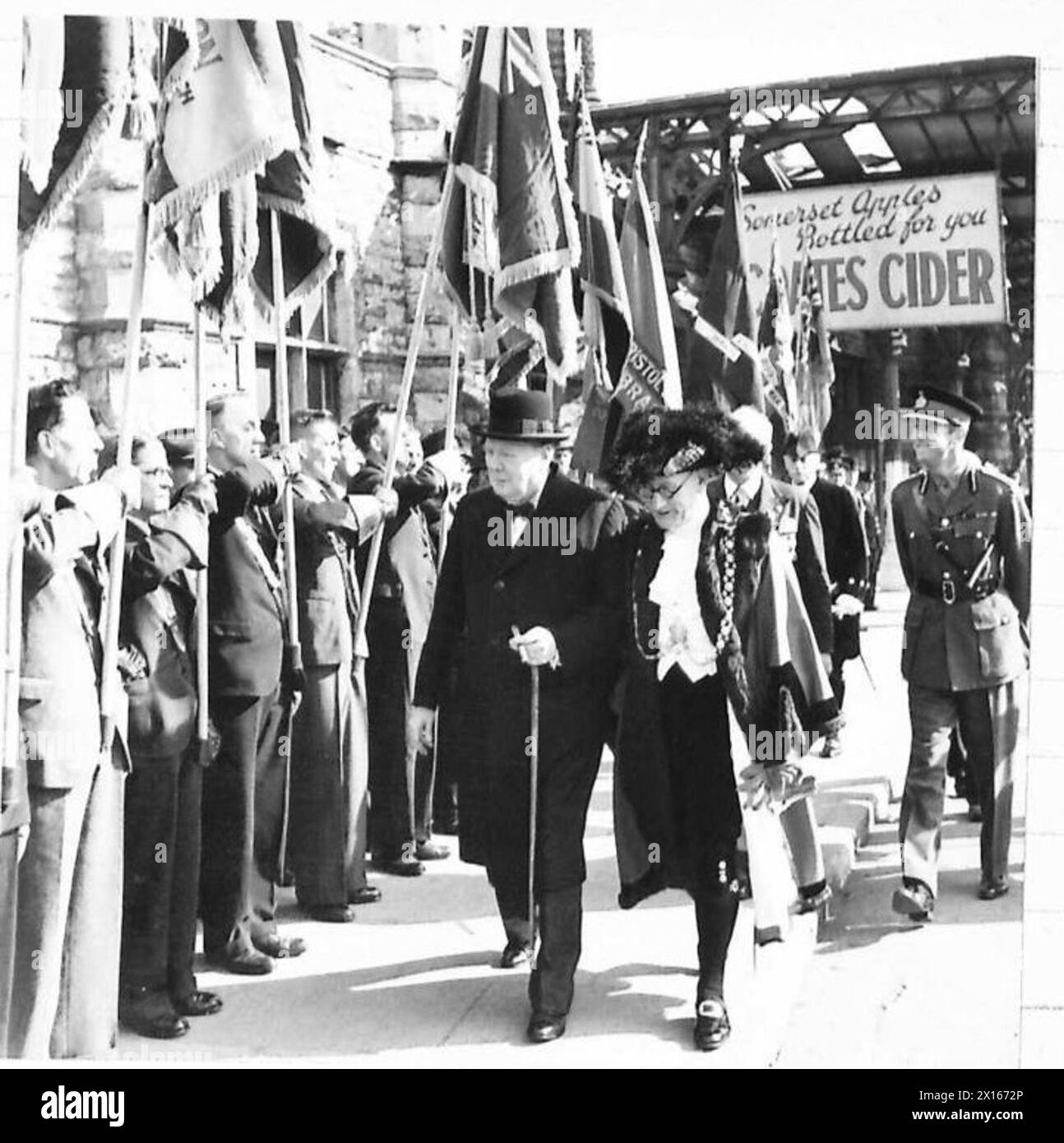 PRIMO MINISTRO A BRISTOL - il primo Ministro, accompagnato dal Lord Mayor, ispezionando una guardia d'onore degli ex militari fuori dalla stazione, all'arrivo dell'esercito britannico Foto Stock