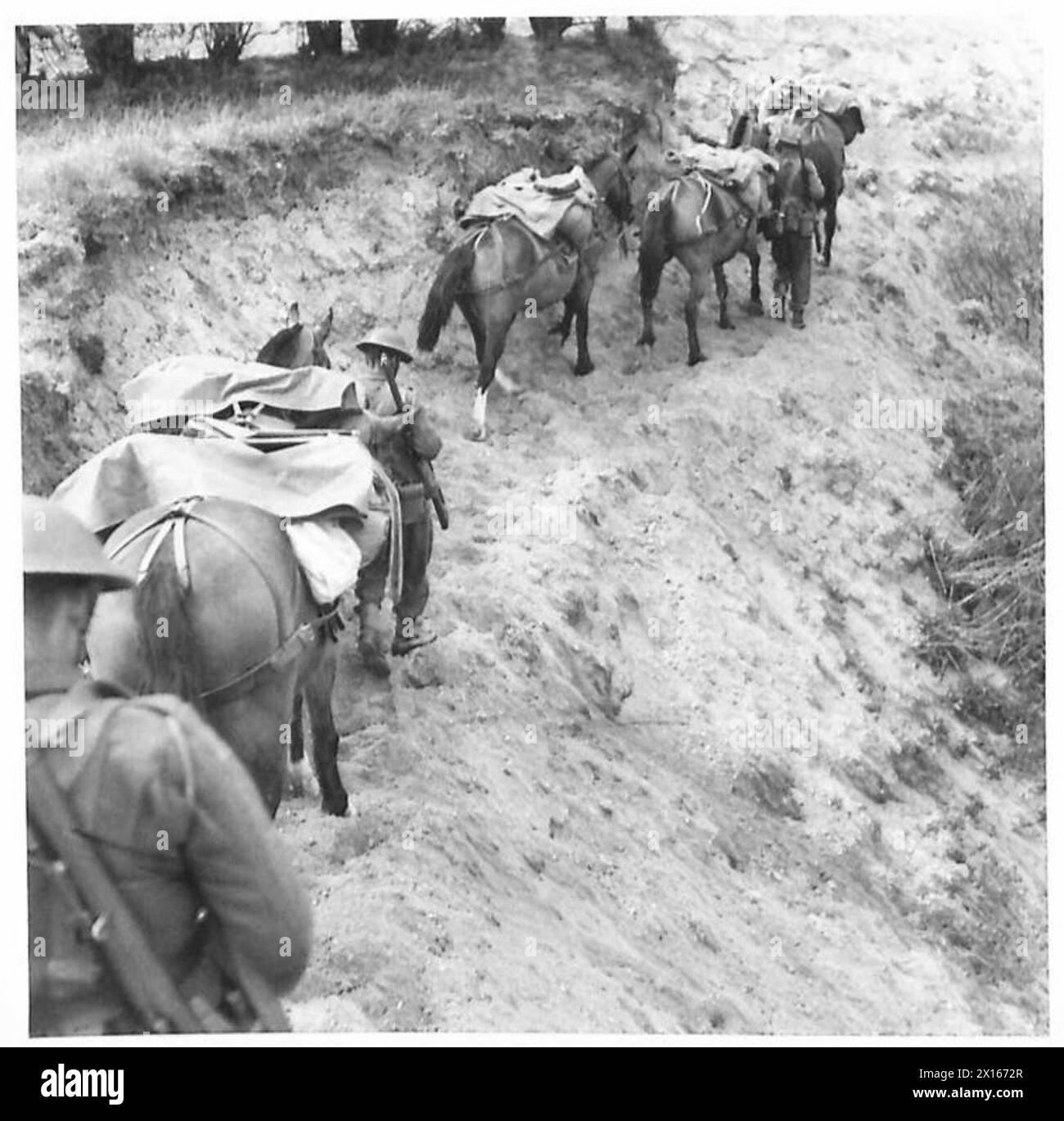 Un'unità di montagna indiana si allena lungo uno stretto binario impraticabile per i veicoli meccanizzati, praticando tecniche di guerra di montagna sotto la supervisione dell'esercito britannico. Foto Stock