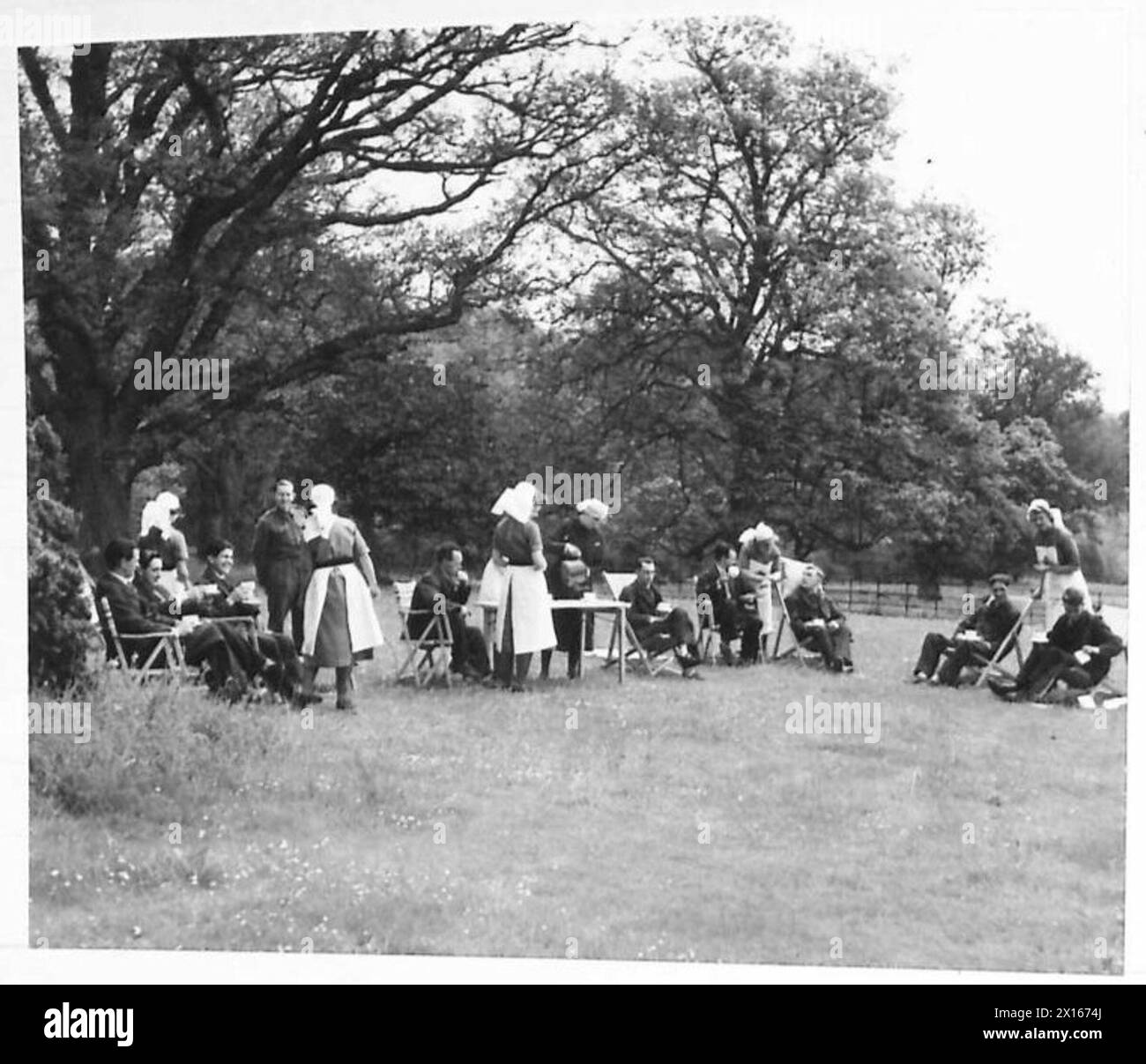 BELLE CASE DI CAMPAGNA COME CASE DI CONVALESCENZA - i pazienti hanno il tè nel giardino del Sandleford Priory British Army Foto Stock