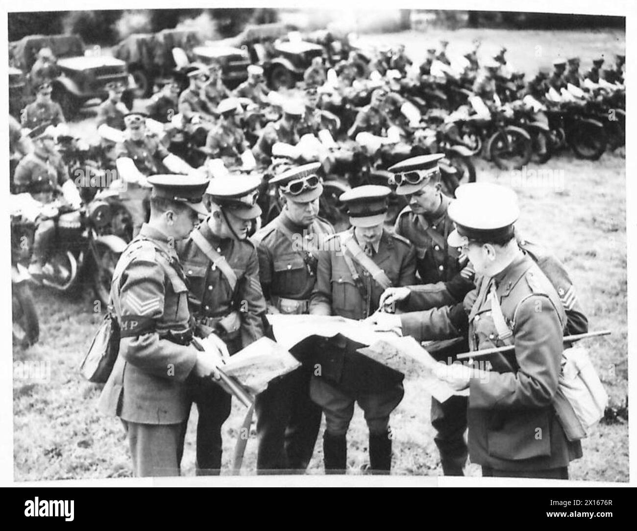 Gli ufficiali di polizia militare e gli sottufficiali pianificano le rotte a una conferenza prima di condurre operazioni sul campo. Foto Stock